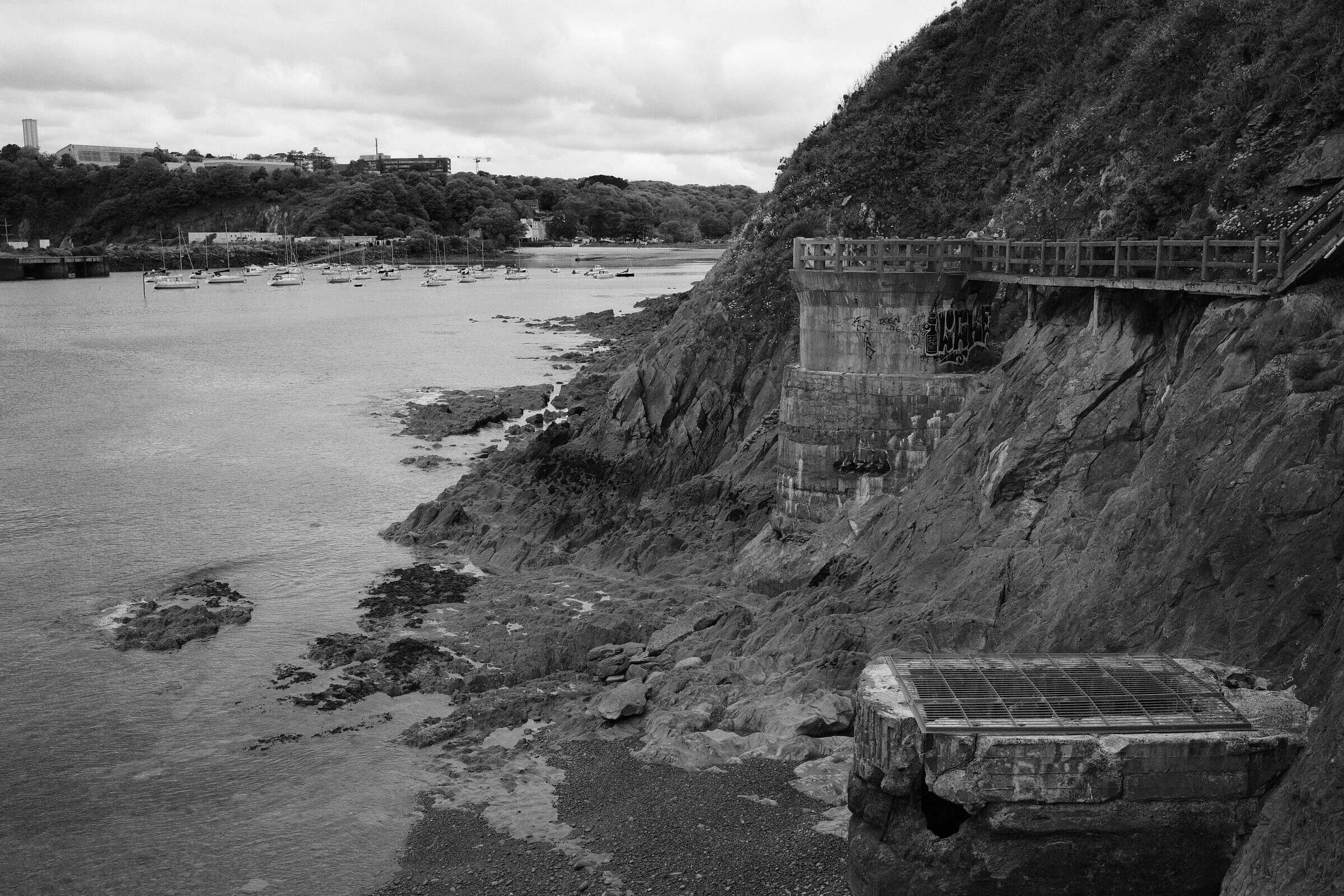 Anse de Saint-Anne du Portzic avec l'Ifremer au fond et des structures inconnues au premier plan