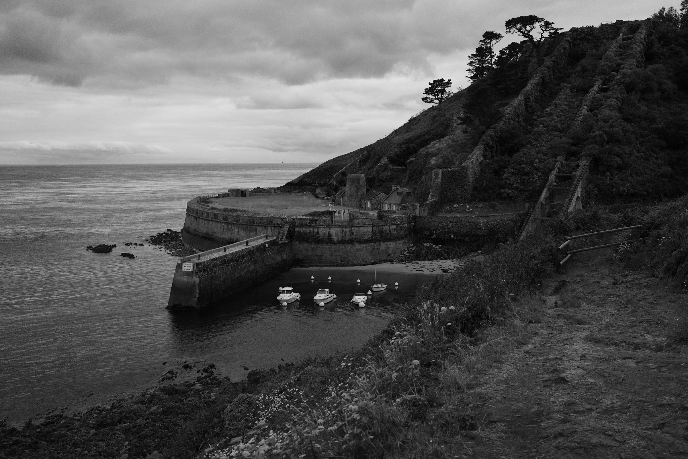 Fort du Mengant (zone militaire), l'imposante rampe permettait d'acheminer depuis la mer des radars à tester dans la partie haute du fort, elle date des années 1960