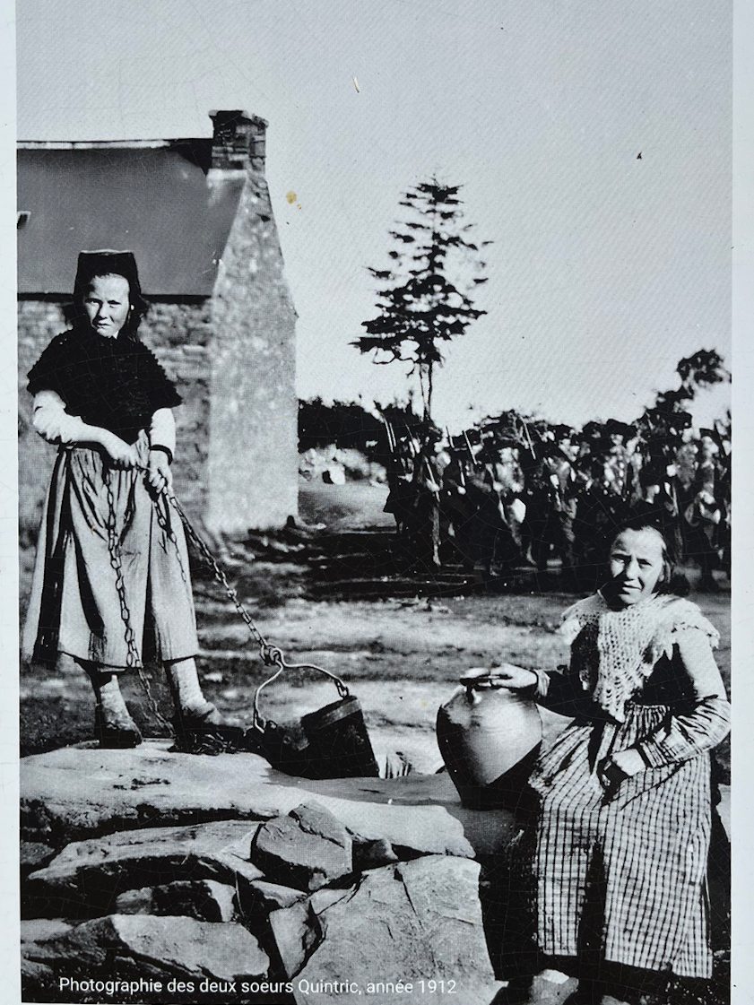 Photo d'époque 1912 du puits, au fond la troupe défile sans savoir ce qui l'attend à l'été 14.