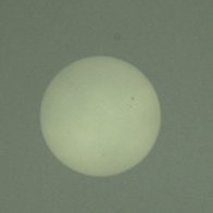 (Détail) on aperçoit les tâches solaires sans aucun filtre.
