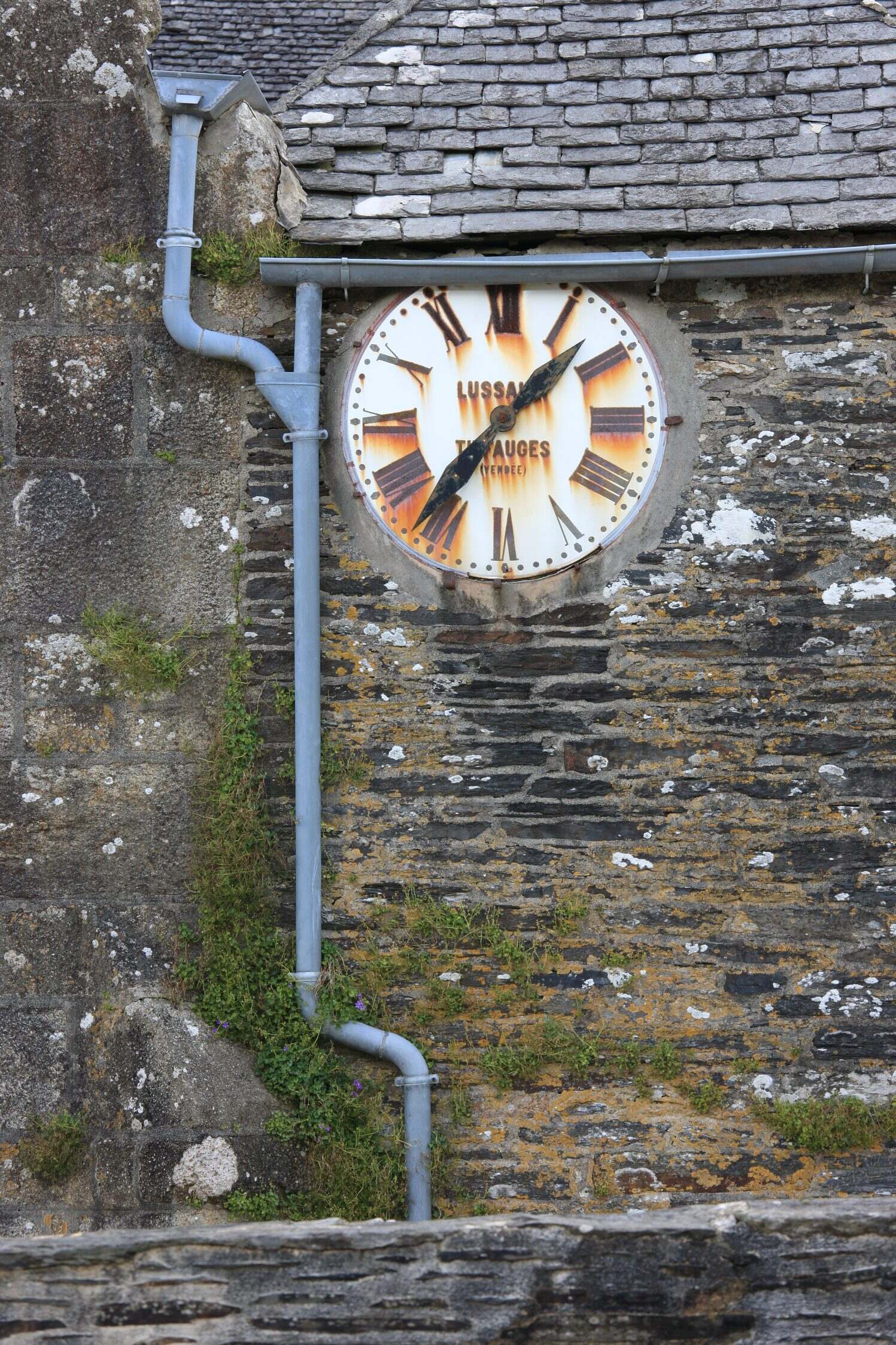 Horloge délicieusement vintage de l'église de Saint-Cadou, heure non contractuelle