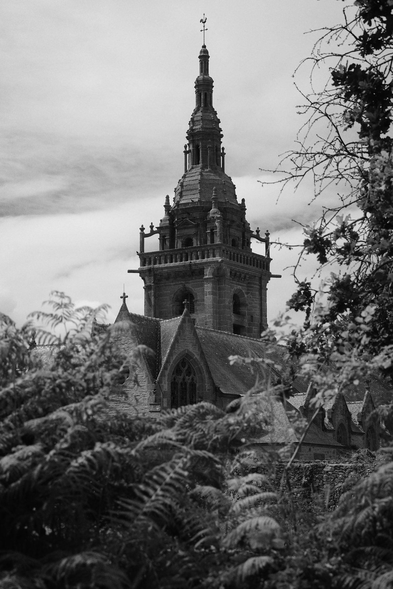 Le clocher-porche (mais là on ne voit que le clocher) de l'église de Lampaul-Ploudalmézeau, reconstruit au XIXème après une destruction par Satan déguisé en foudre
