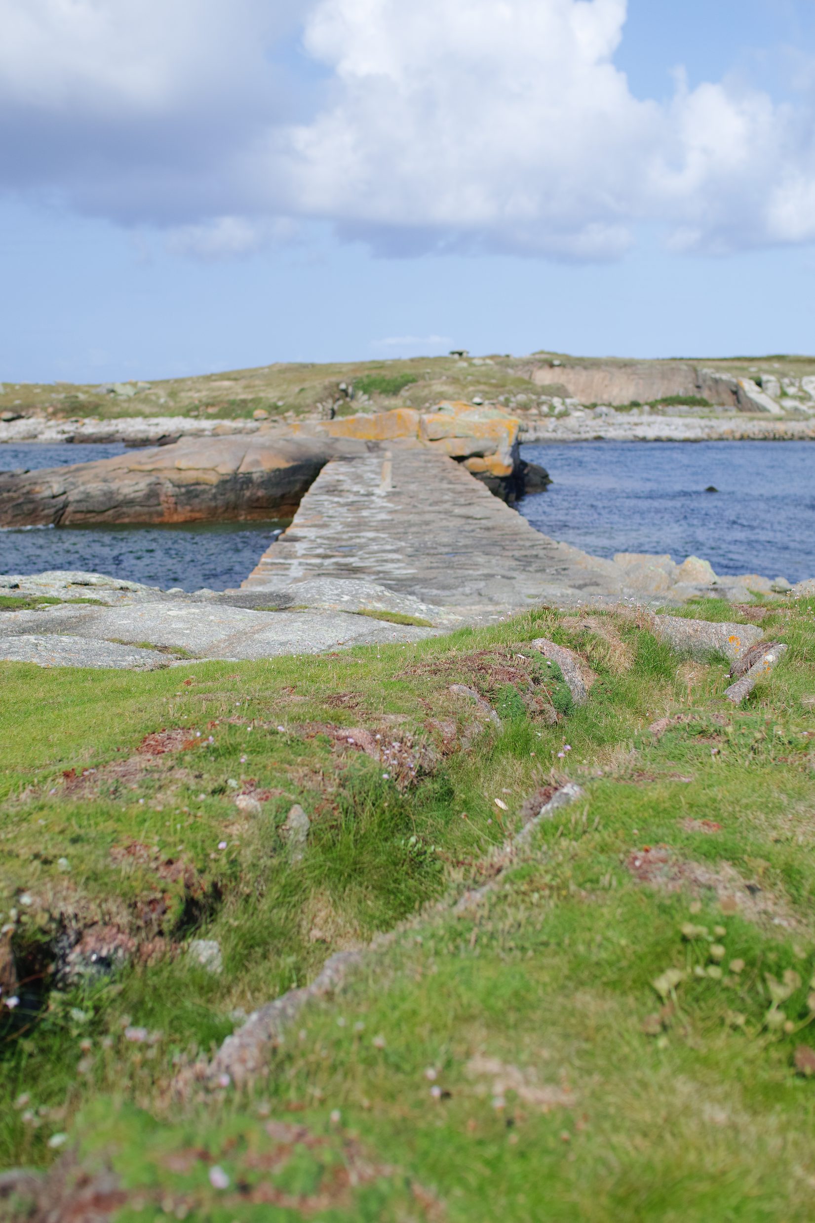 Four à goémon devant la jetée et l'île de Melon à l'arrière-plan