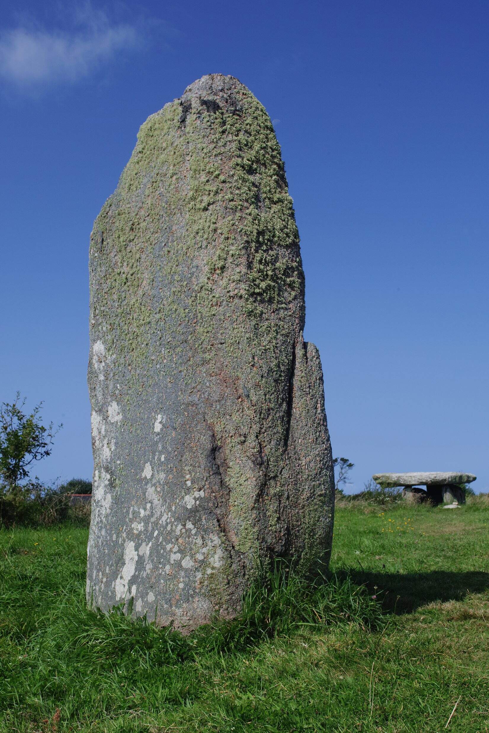 Menhir de Kerivoret et le dolmen en arrière-plan