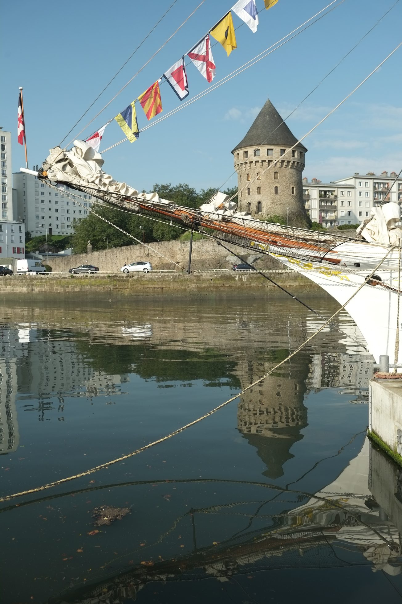 La goélette devant la tour Tanguy