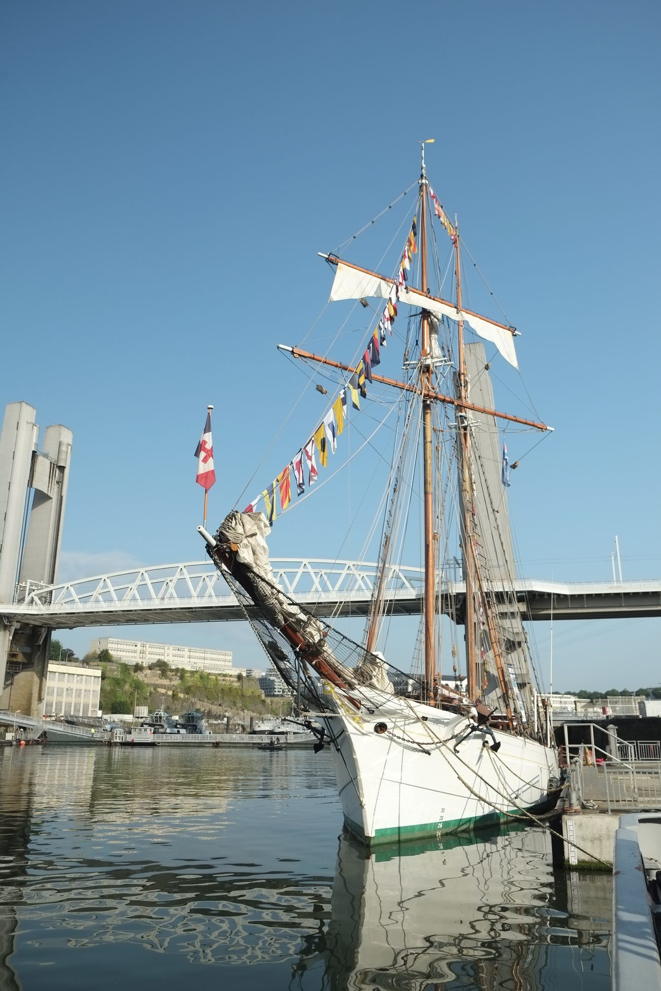 La même devant le pont