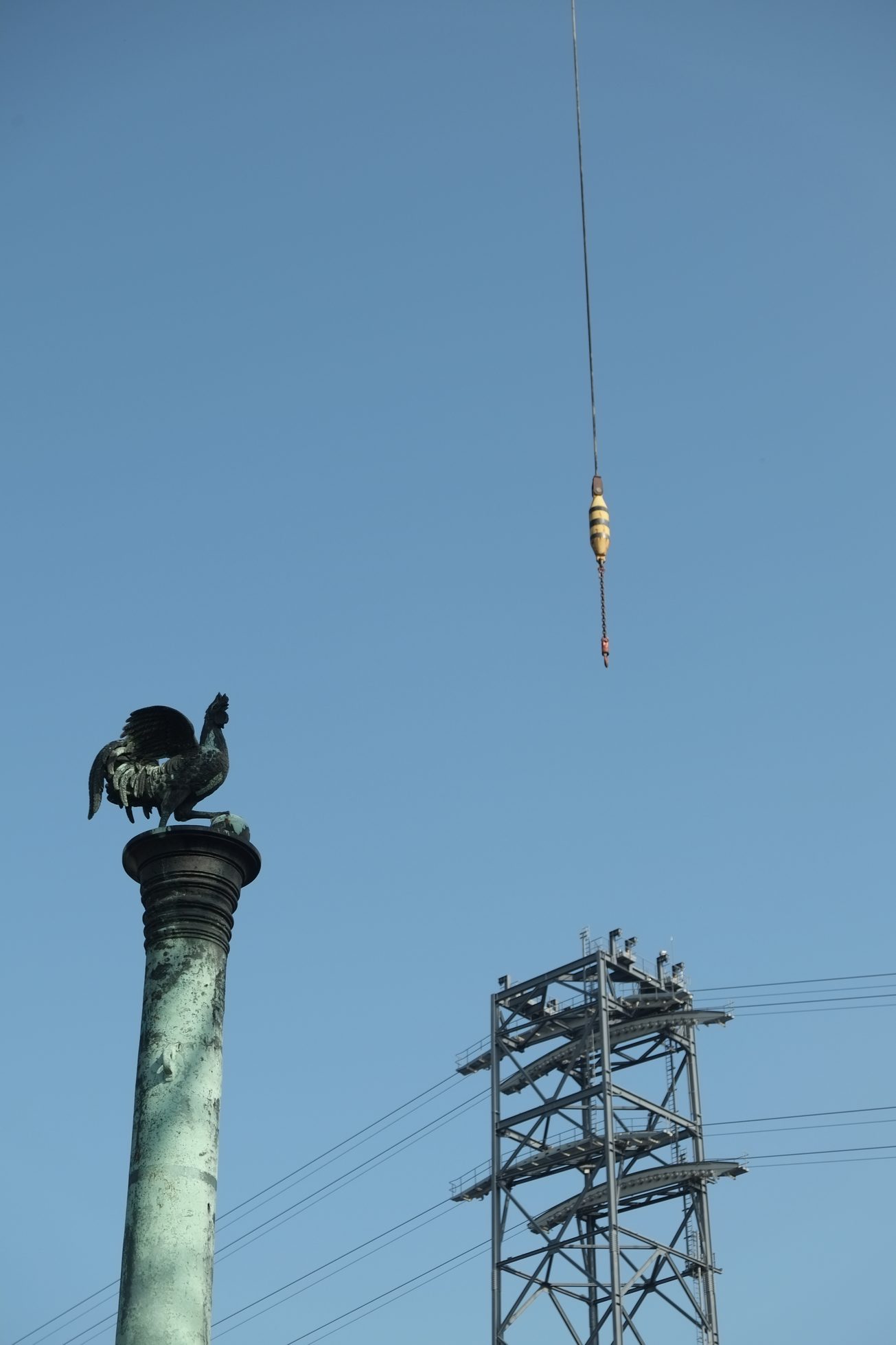 La consulaire, canon de 12 tonnes érigé en colonne surmontée d’un coq, ayant servi à exécuter Jean Le Vacher en 1683. Oui c’est un détail assez gore.