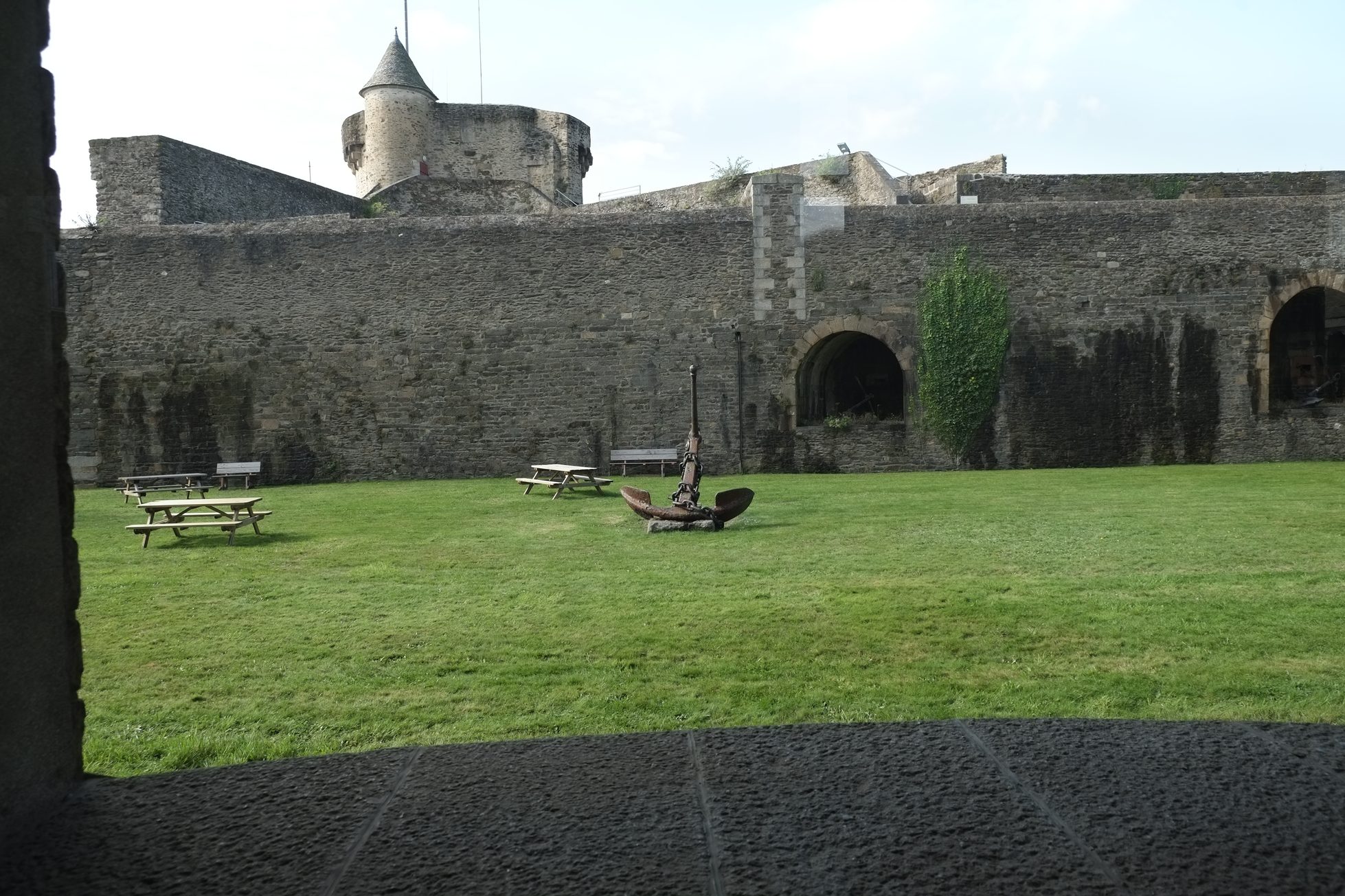 Vue du jardin derrière la préfecture malheureusement inaccessible