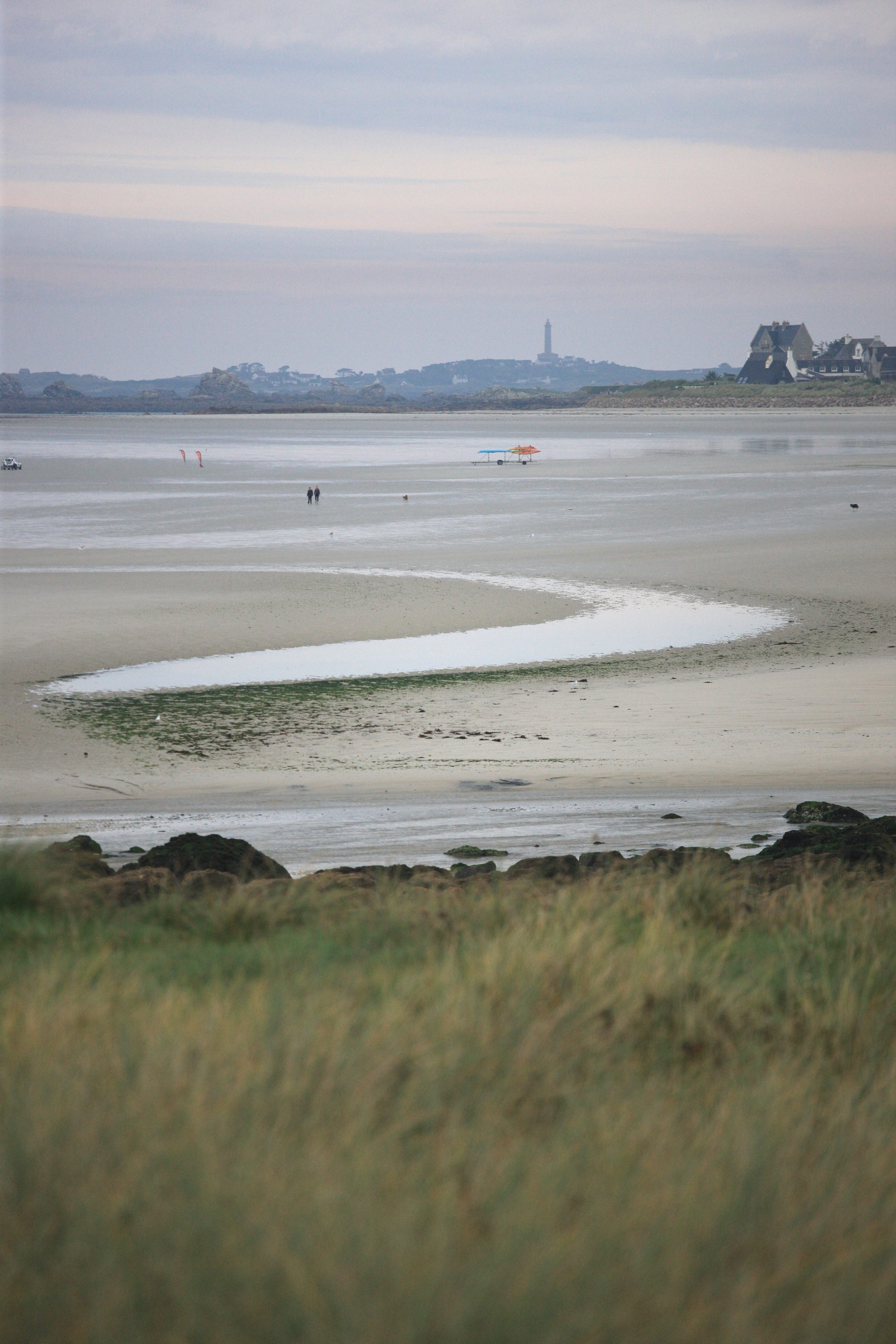 Vue sur la plage de Dossen, au loin le phare de l'île de Batze