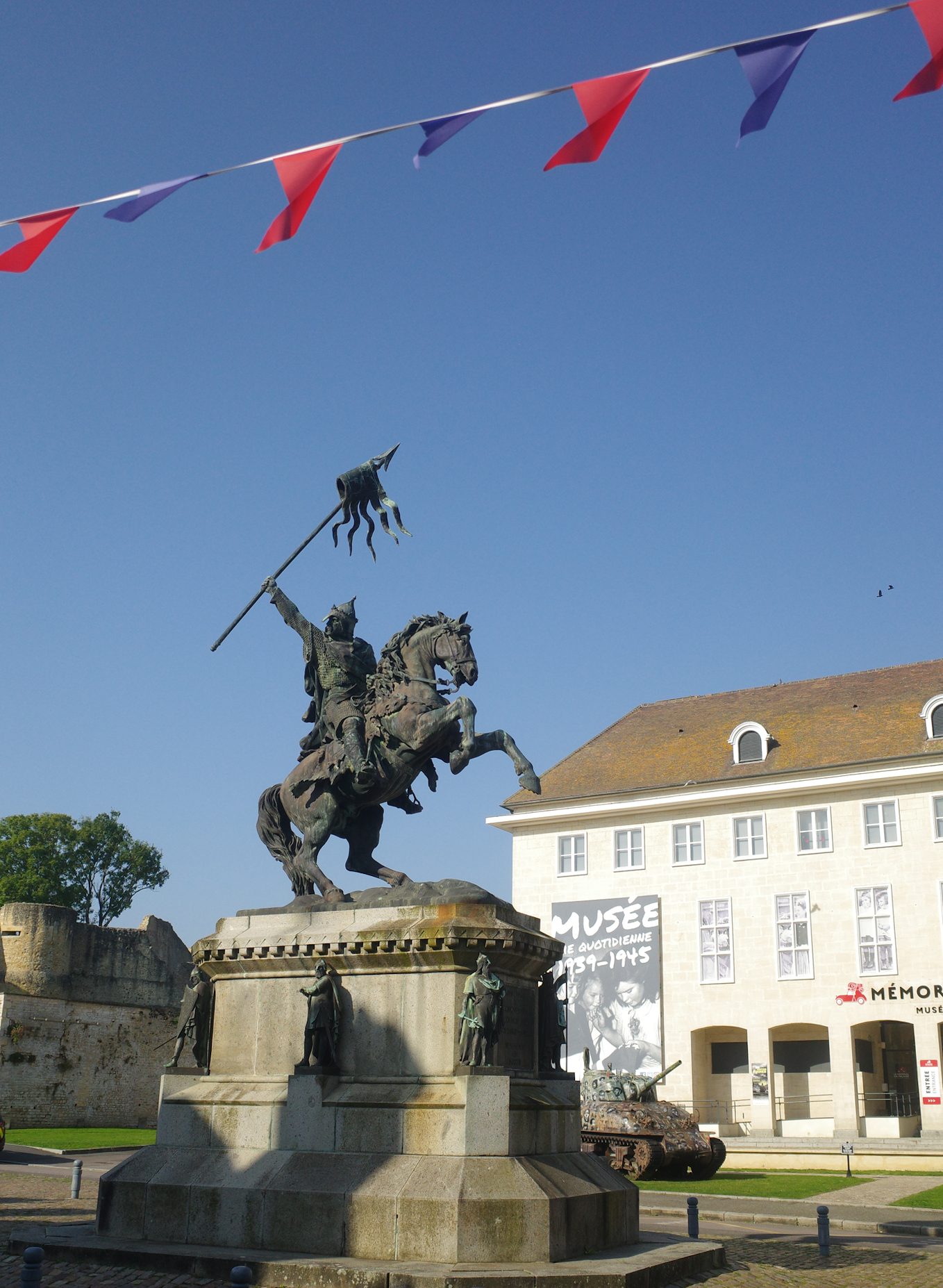 Un char Sherman et une statue équestre de Guillaume Le Conquérant -à la mode romantique, épique et pleine de fureur- assure une connotation assez belliqueux à la place du Général Lecl.... mais non suivez la place Guillaume le Conquérant.