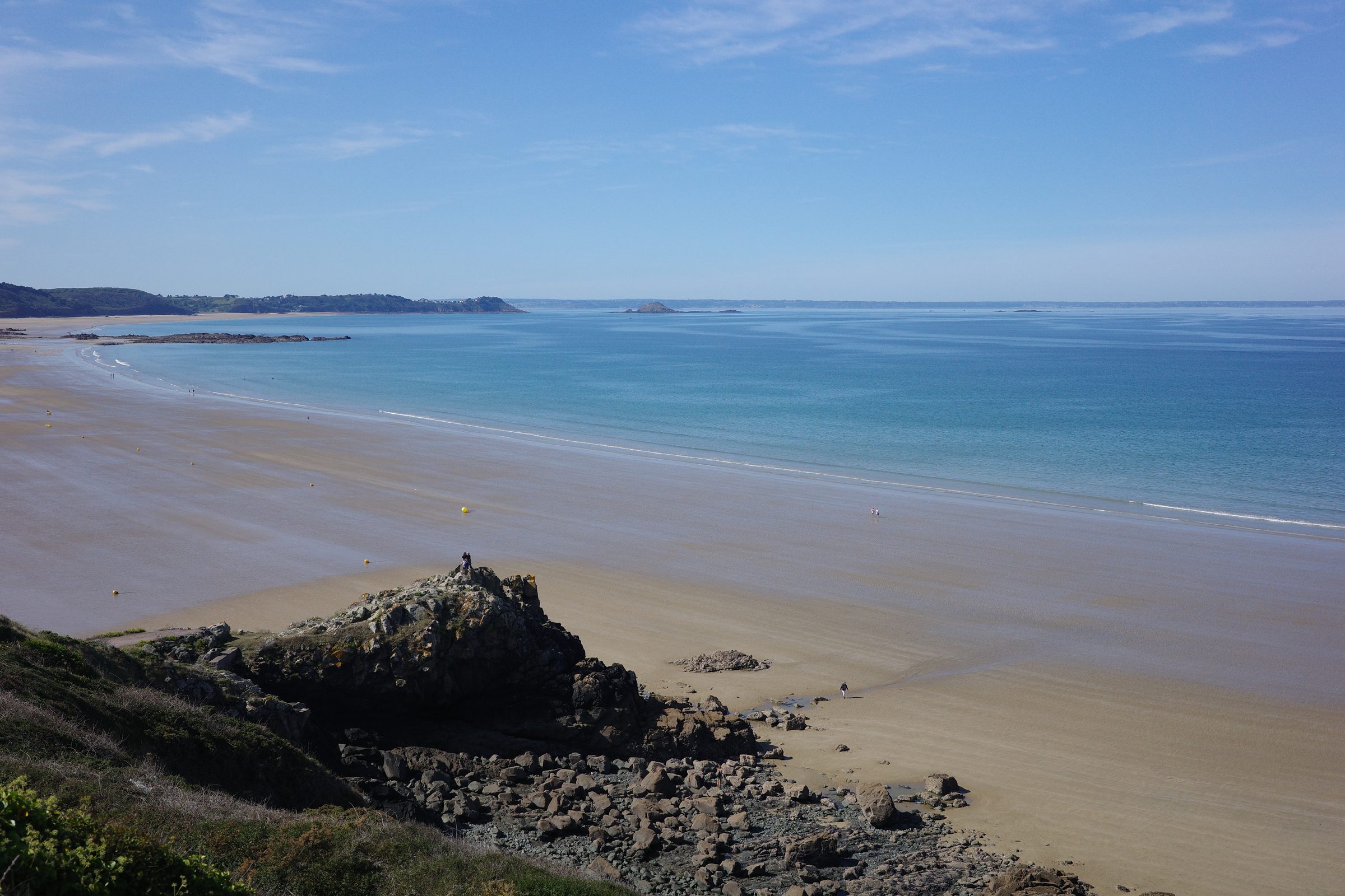 Plage bretonne typique sous un ciel breton typique
