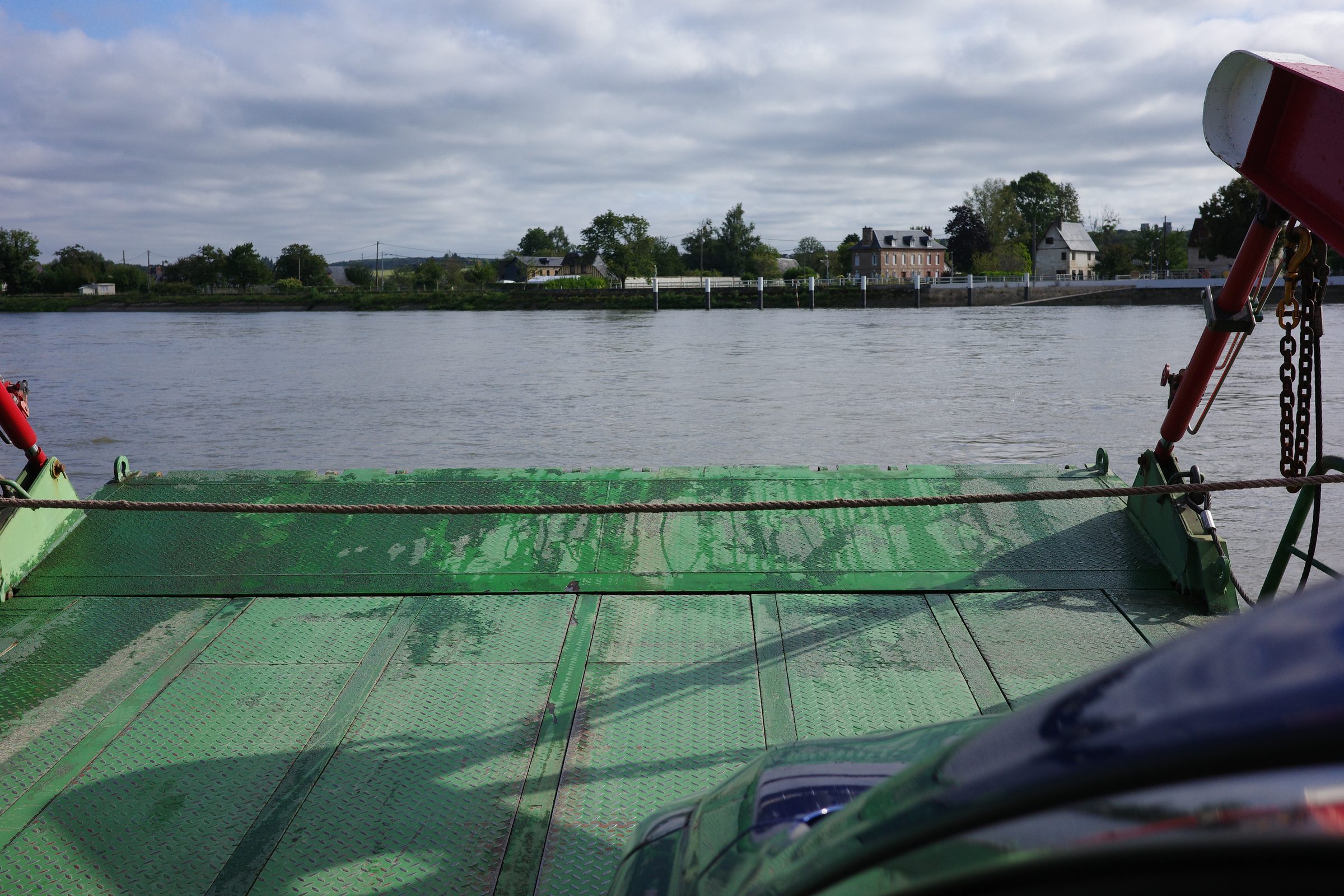 Titine prend le bateau