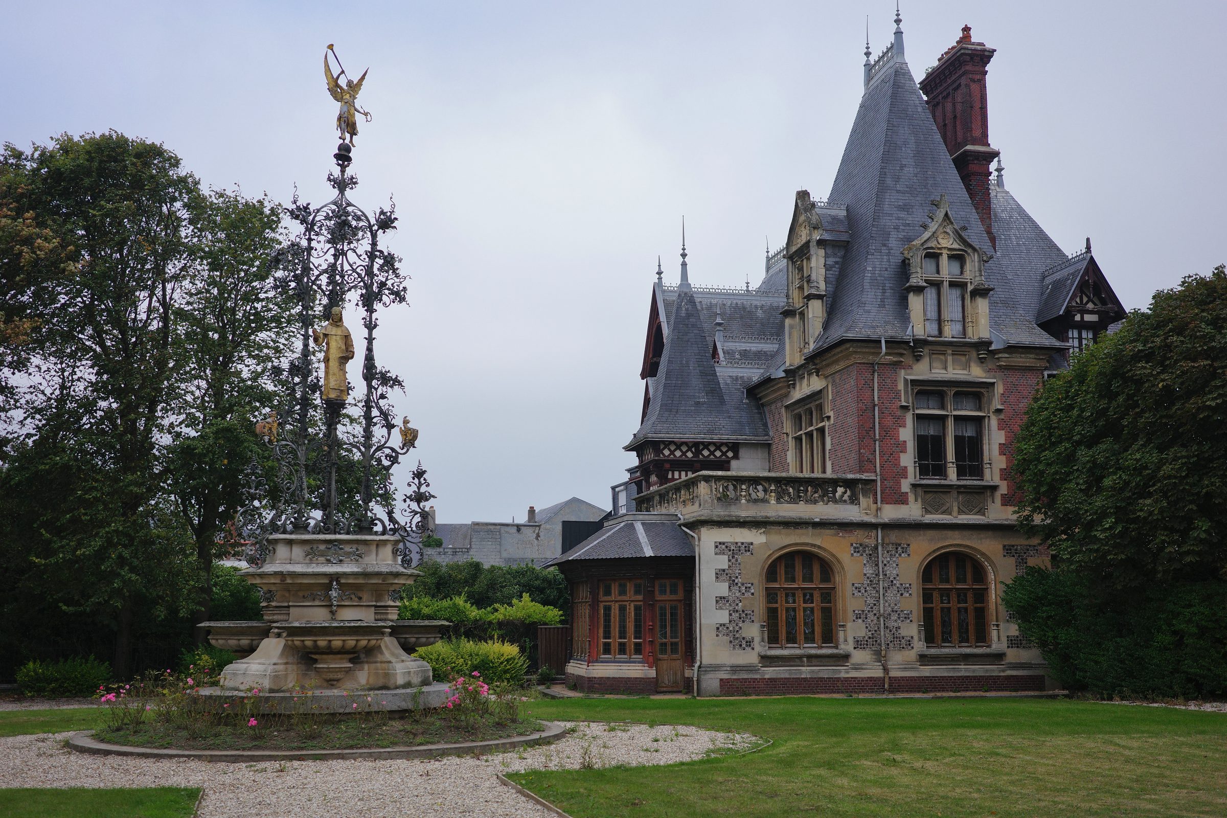 Bâtiment non identifié à côté de la Bénedictine