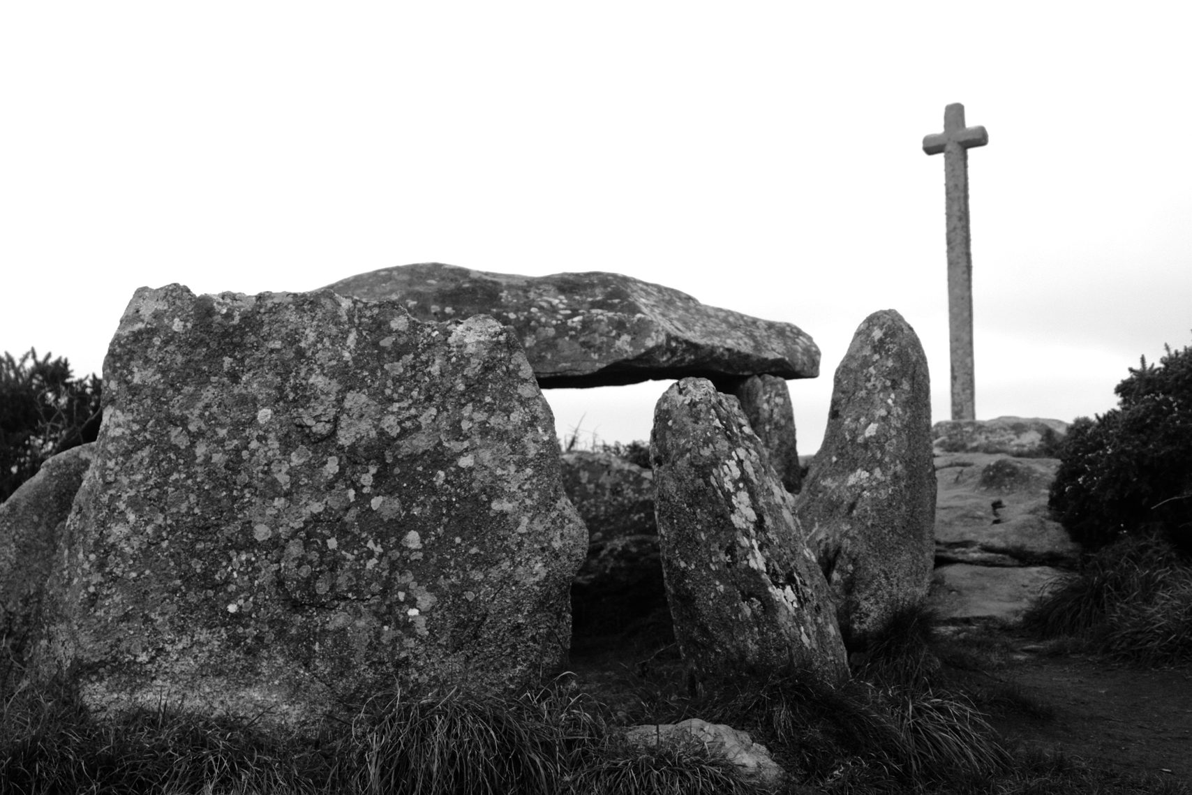 Dolmen du Guilliguy (méso/néolithique), la croix en granit est du XVIIIème, là encore un site dont la vocation sacrée a traversé les millénaires.