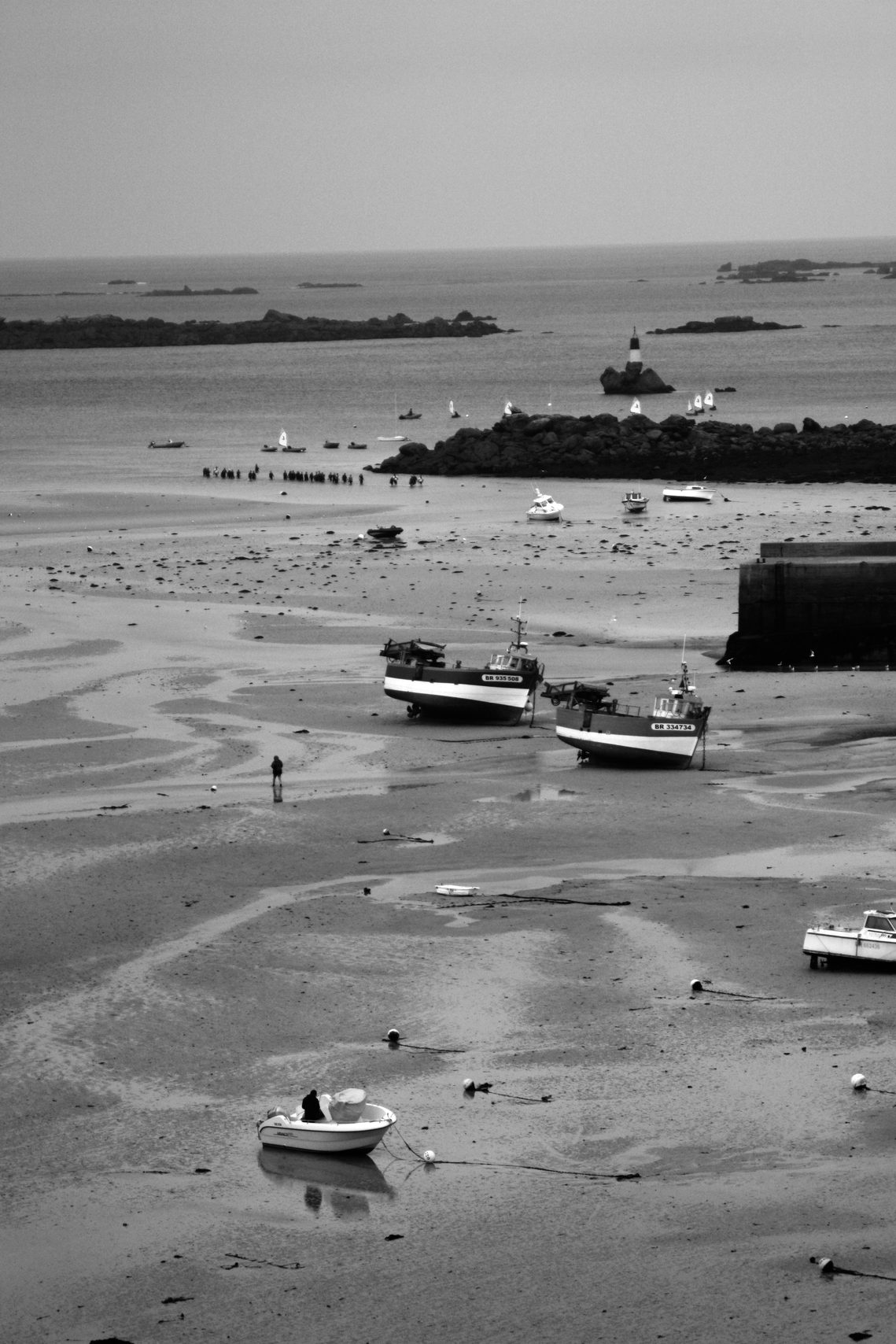 Vue sur baie de Porstall depuis le pied de la croix du Guilliguy. A l'arrière plan le club de longe-côte rentre au port ce qui explique qu'il était saturé de véhicules garés un peu partout.