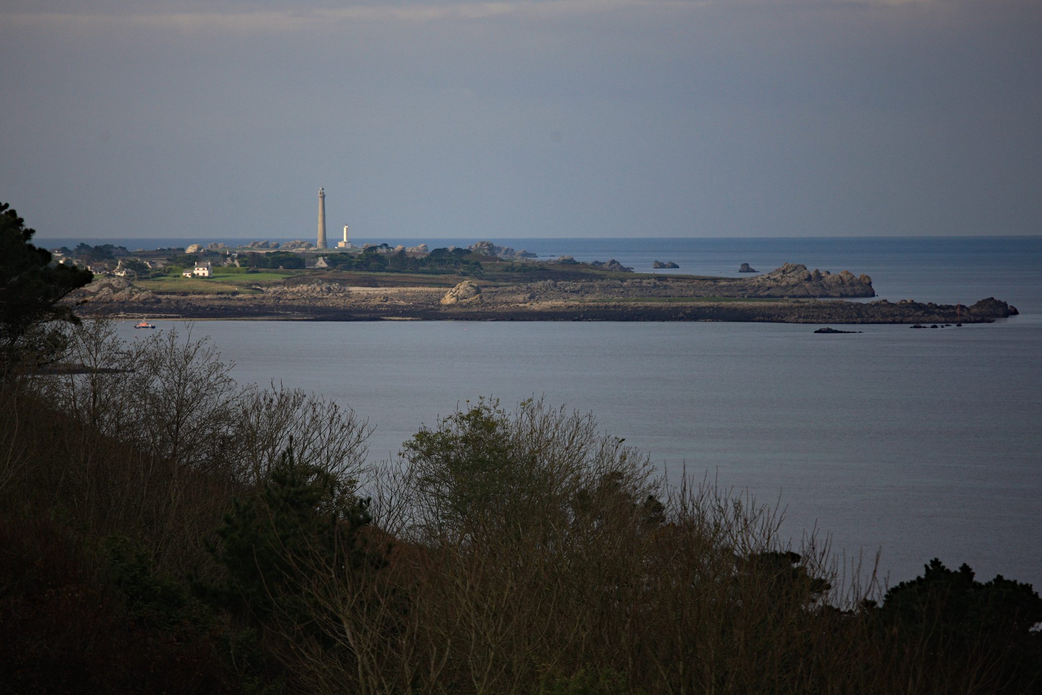 Le phare de l'ile vierge en arrière-plan