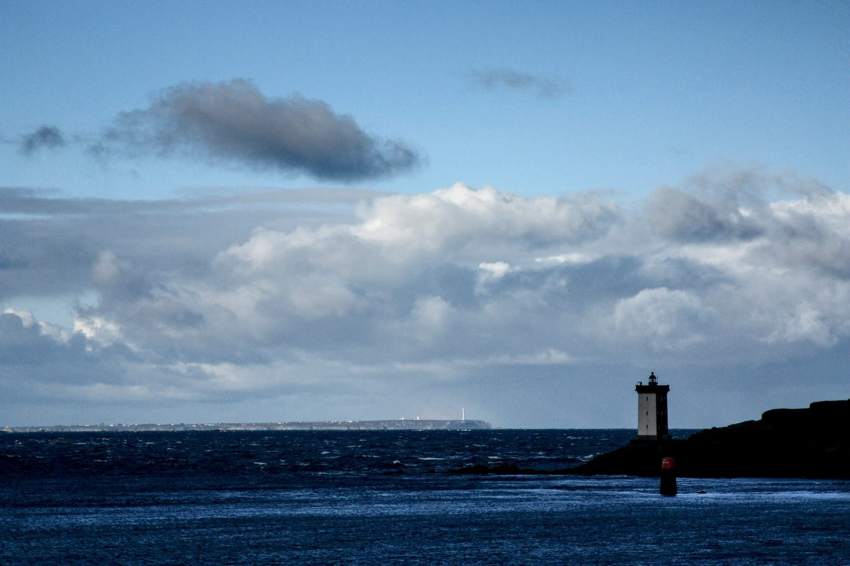 Kermorvan avec le phare du Stiff à Ouessant en arrière-plan