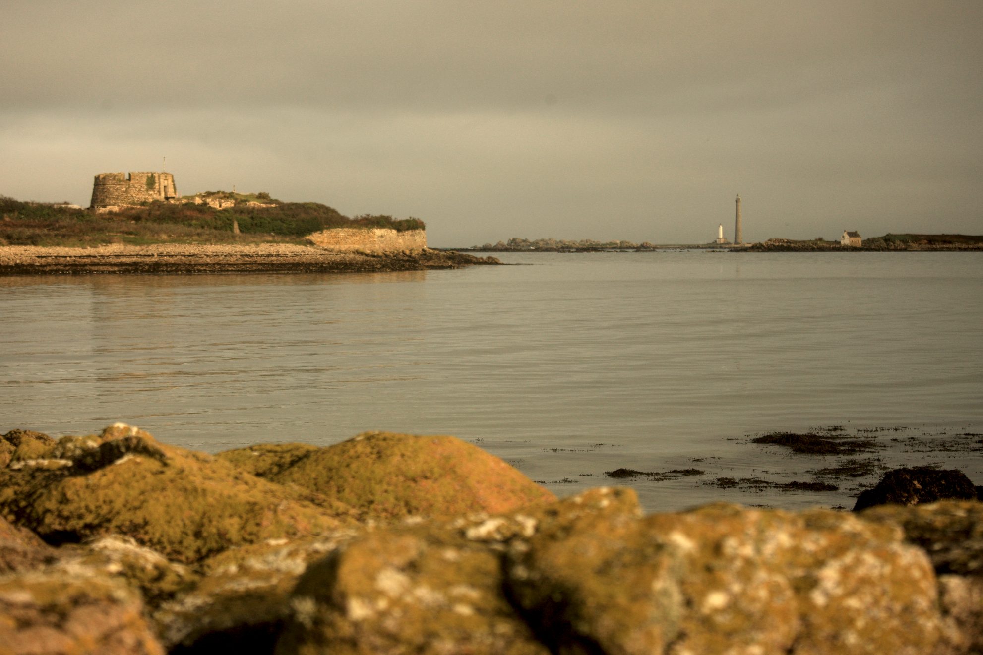 Fort Cézon avec le phare de l'île Vierge