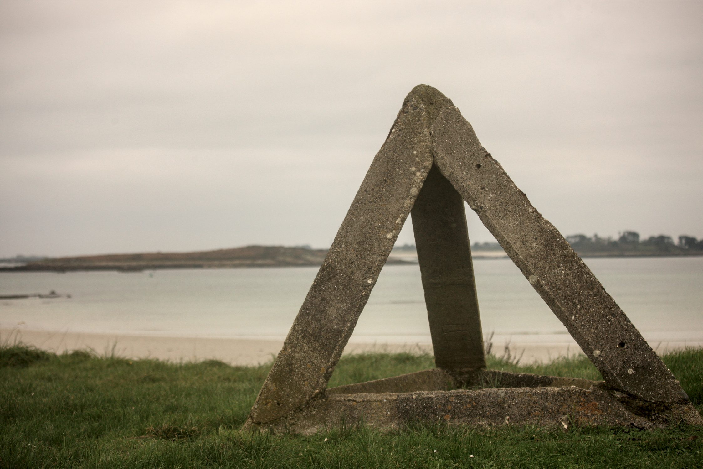 Trace du mur de l'atlantique à l'embouchure de l'aber Benoit.