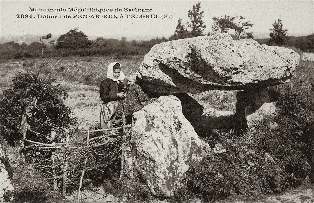 Ancienne carte postale : le même dolmen avec une vraie bretonne