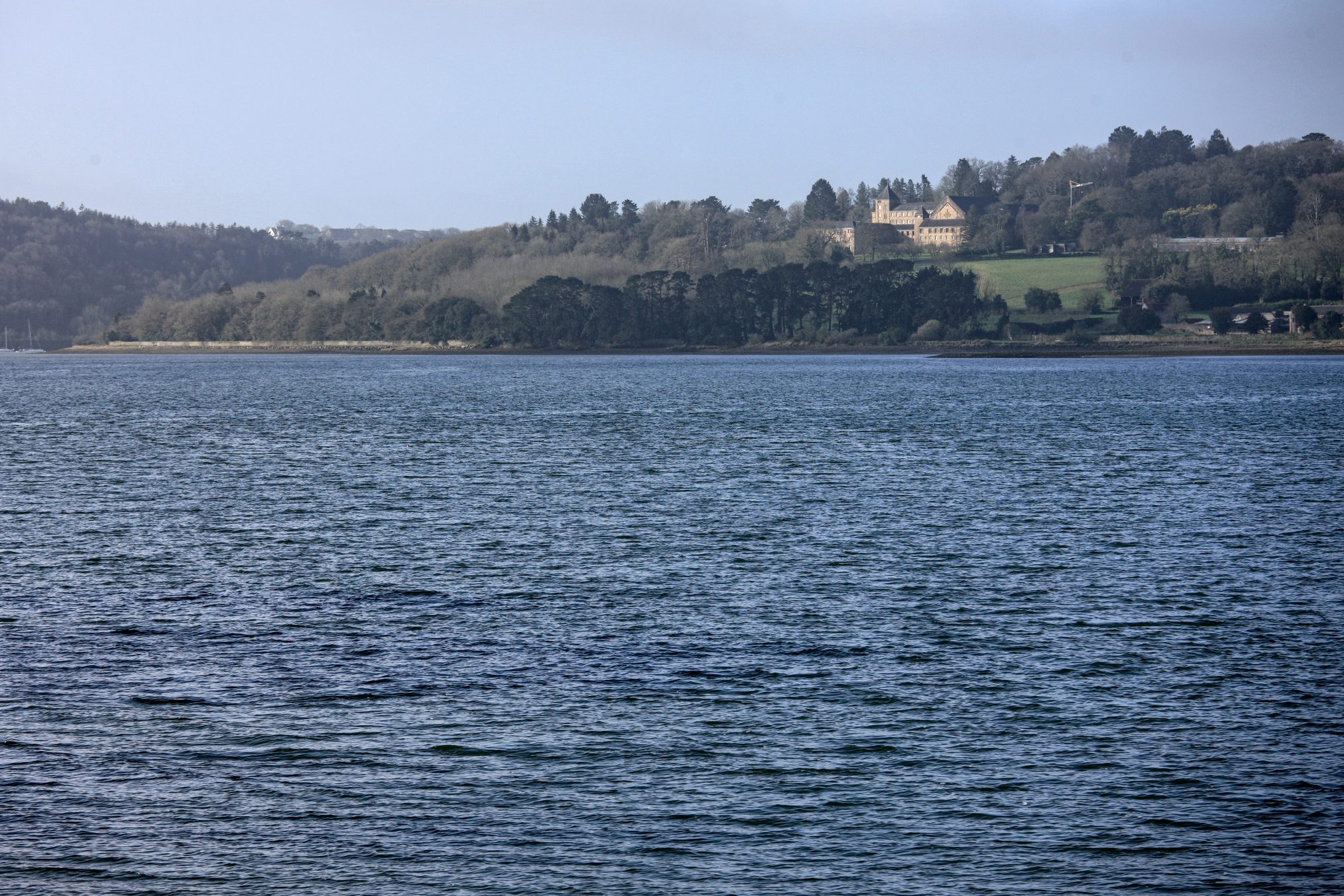 Abbaye de Landevennec de l'autre côté du bras de mer