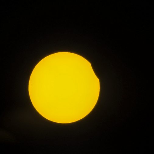 Début de l'occultation, une seule (petite) tâche solaire visible à gauche du limbe