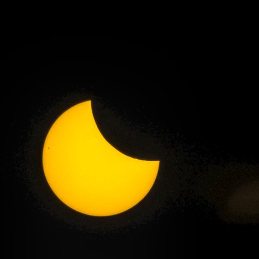 Pas loin du maximum vers 12h00, on semble voir la granulation à la surface du soleil mais c'est peut-être le bruit de mon vieux capteur. De même, on croit deviner des reliefs sur la lune.