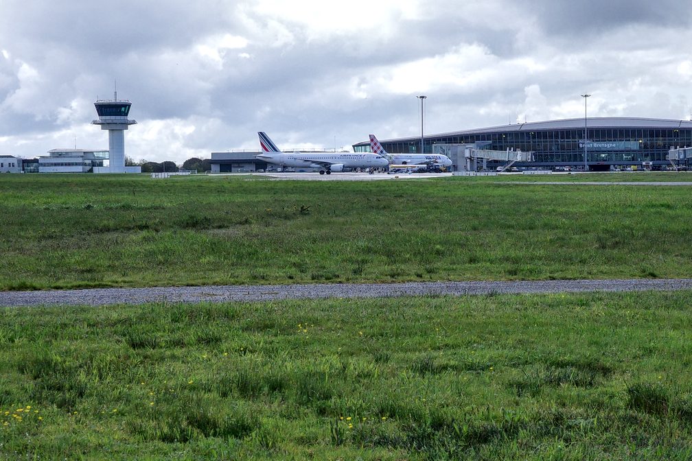 L'aéroport de Brest avec la fameuse tour de contrôle qui tombe en panne à chaque orage. Ballot.