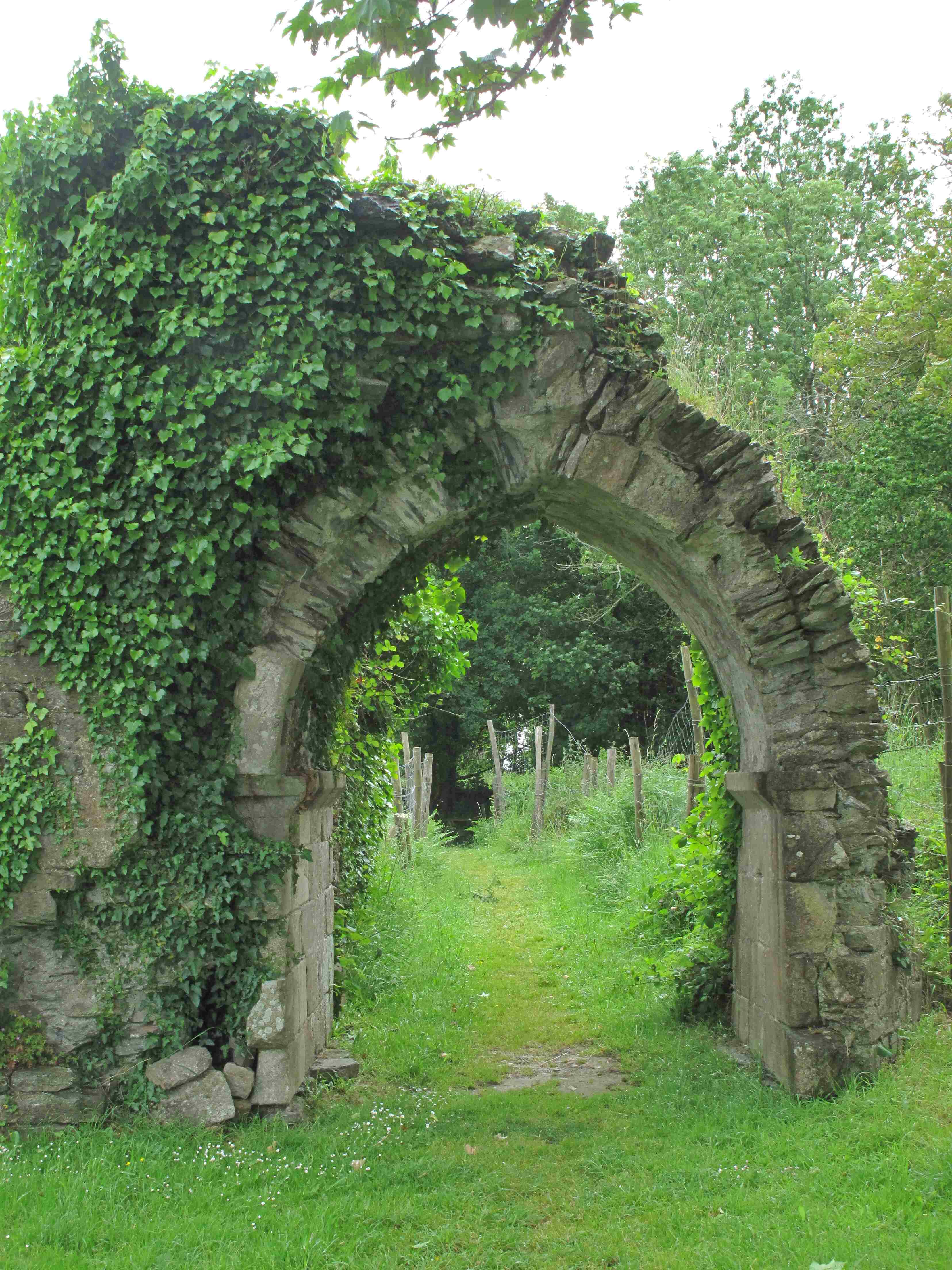 Les ruines de la porte du château de Joyeuse Garde à Goelforest