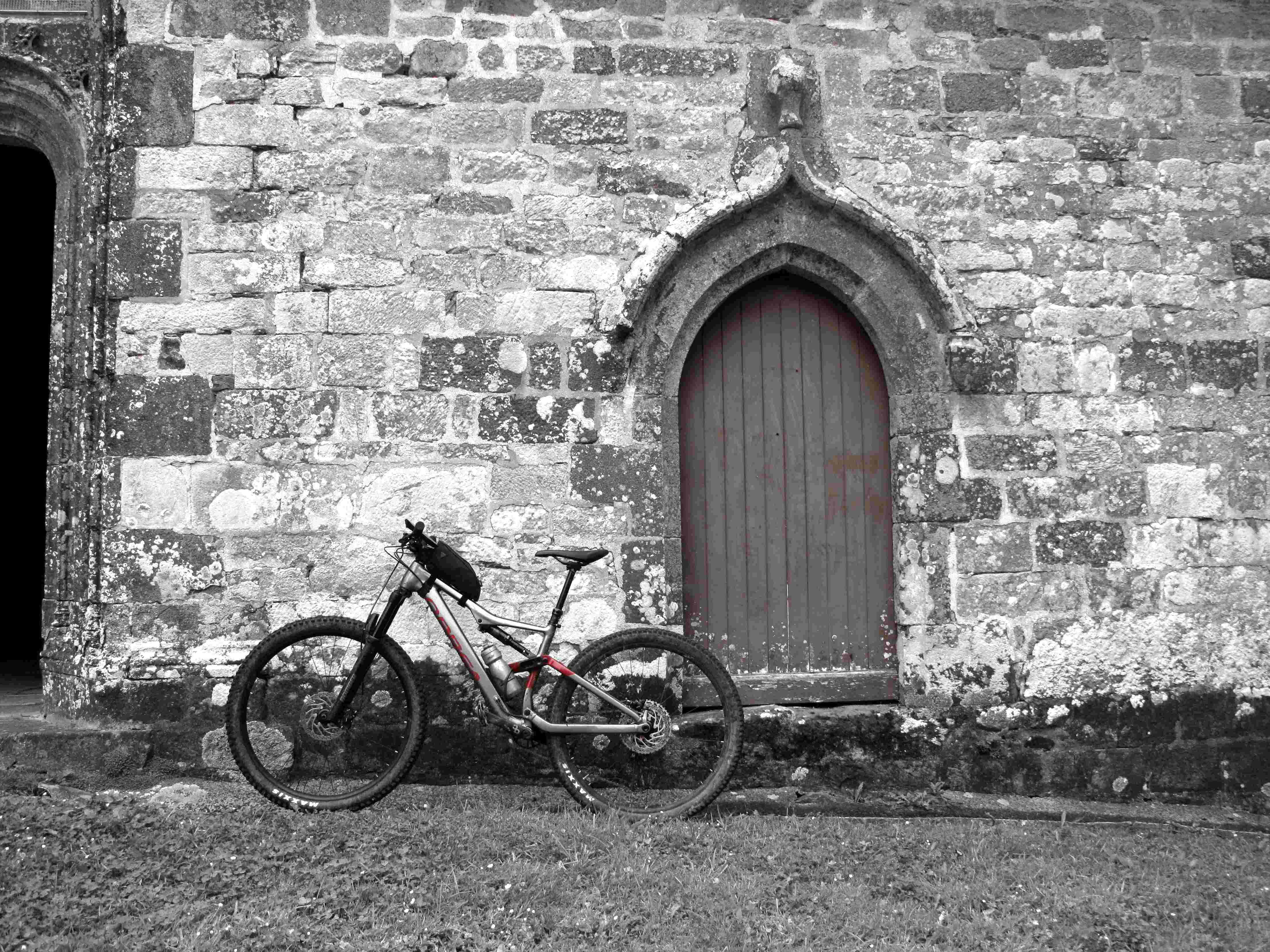Pause à la jolie chapelle de la Fontaine Blanche qui elle est à 200 du tracé de la voie romaine venant de Daoulas.