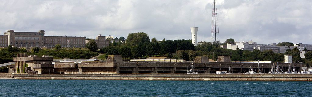 La base des sous-marins allemands, et l'école Naval en arrière-plan à gauche. (Photograph by Rama, Wikimedia Commons, Cc-by-sa-2.0-fr)
