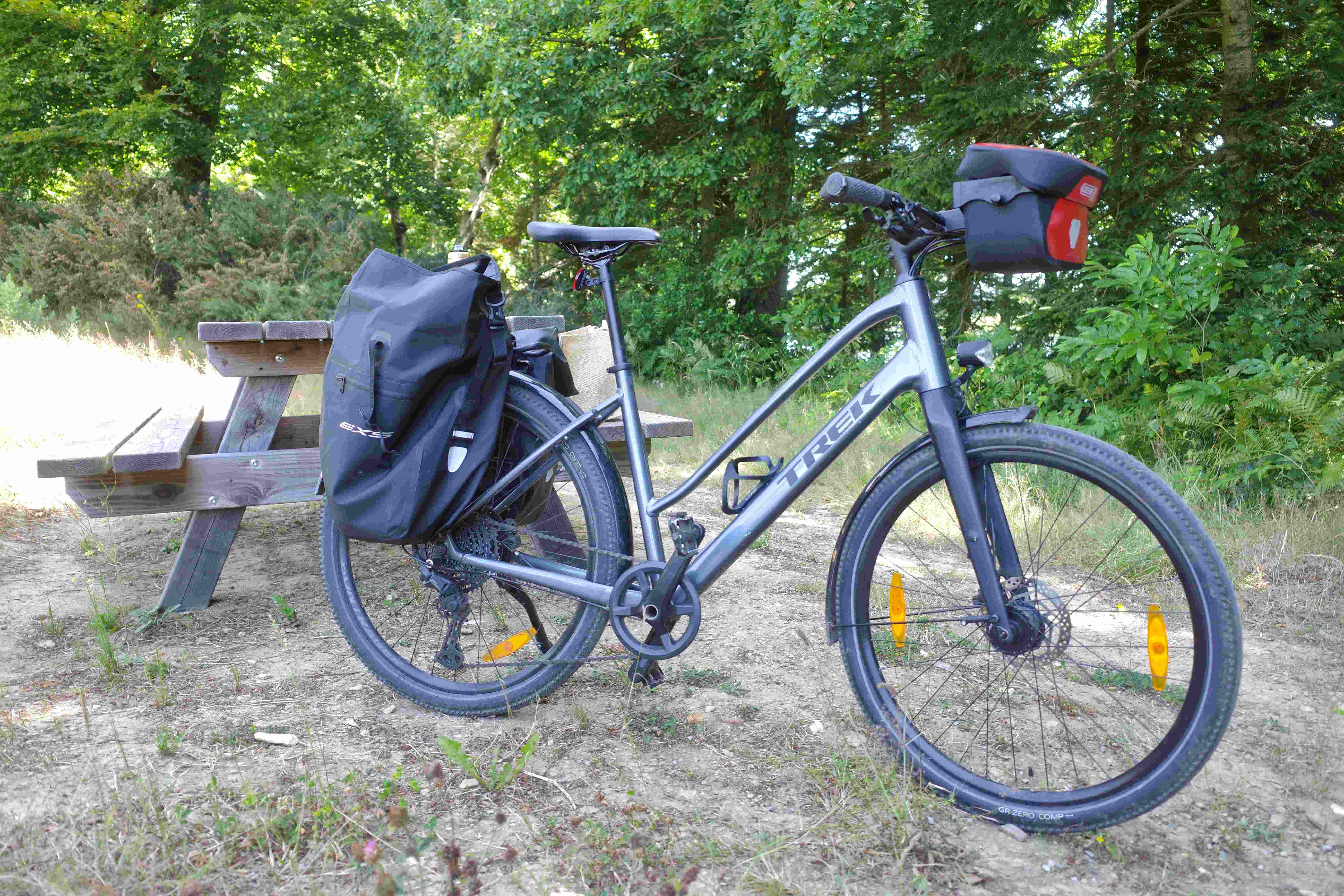 Première épreuve, ravitaillement. Les cyclotouristes me saluent, je dois donc donner l'impression d'être des leurs. J'ai un peu le syndrôme de l'imposteur même s'ils ignorent quel triathlète ils croisent.