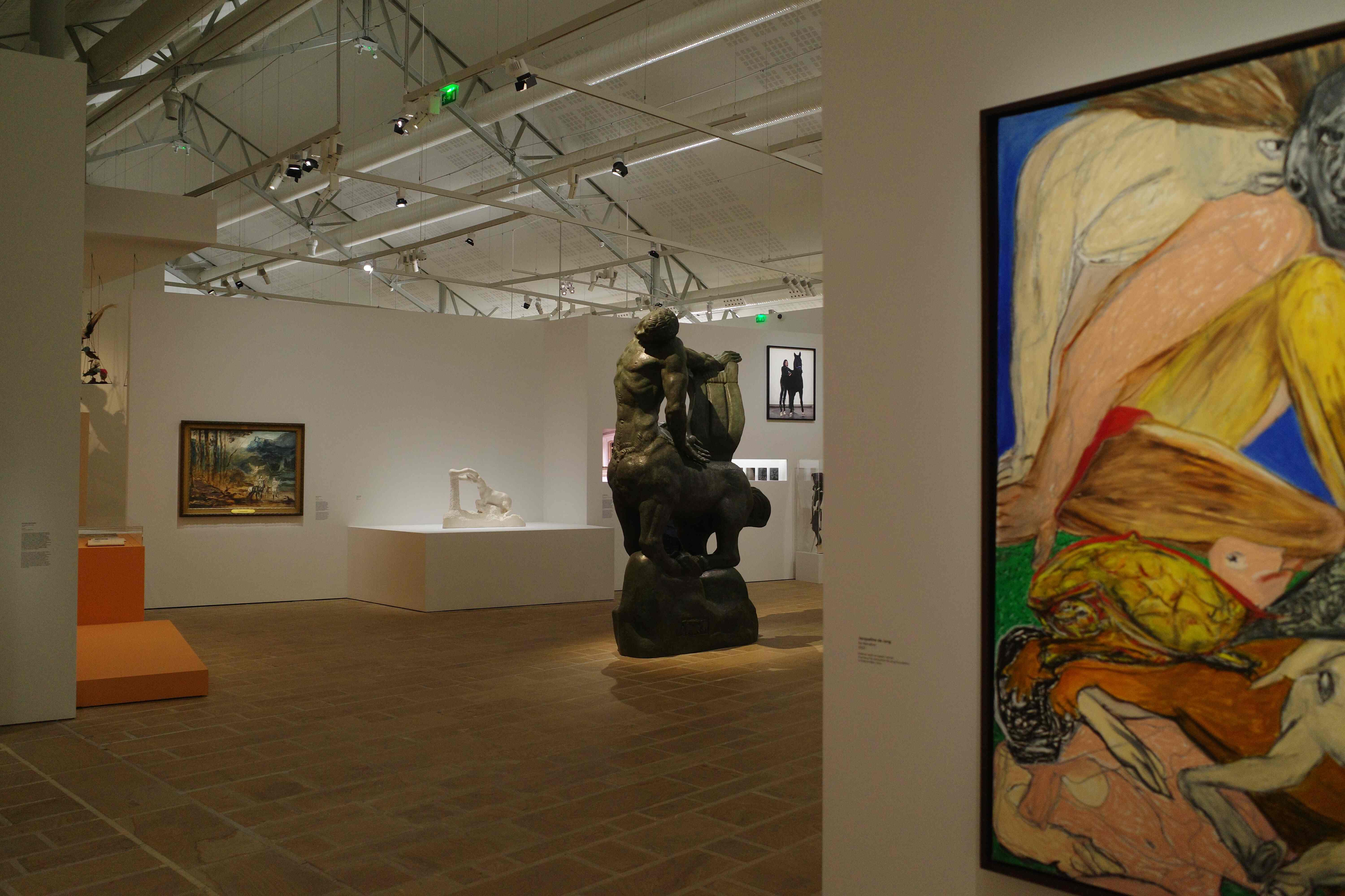 Vue d'ensemble, le Centaure de Bourdelle, et au fond en blanc, la Centauresse de Rodin.