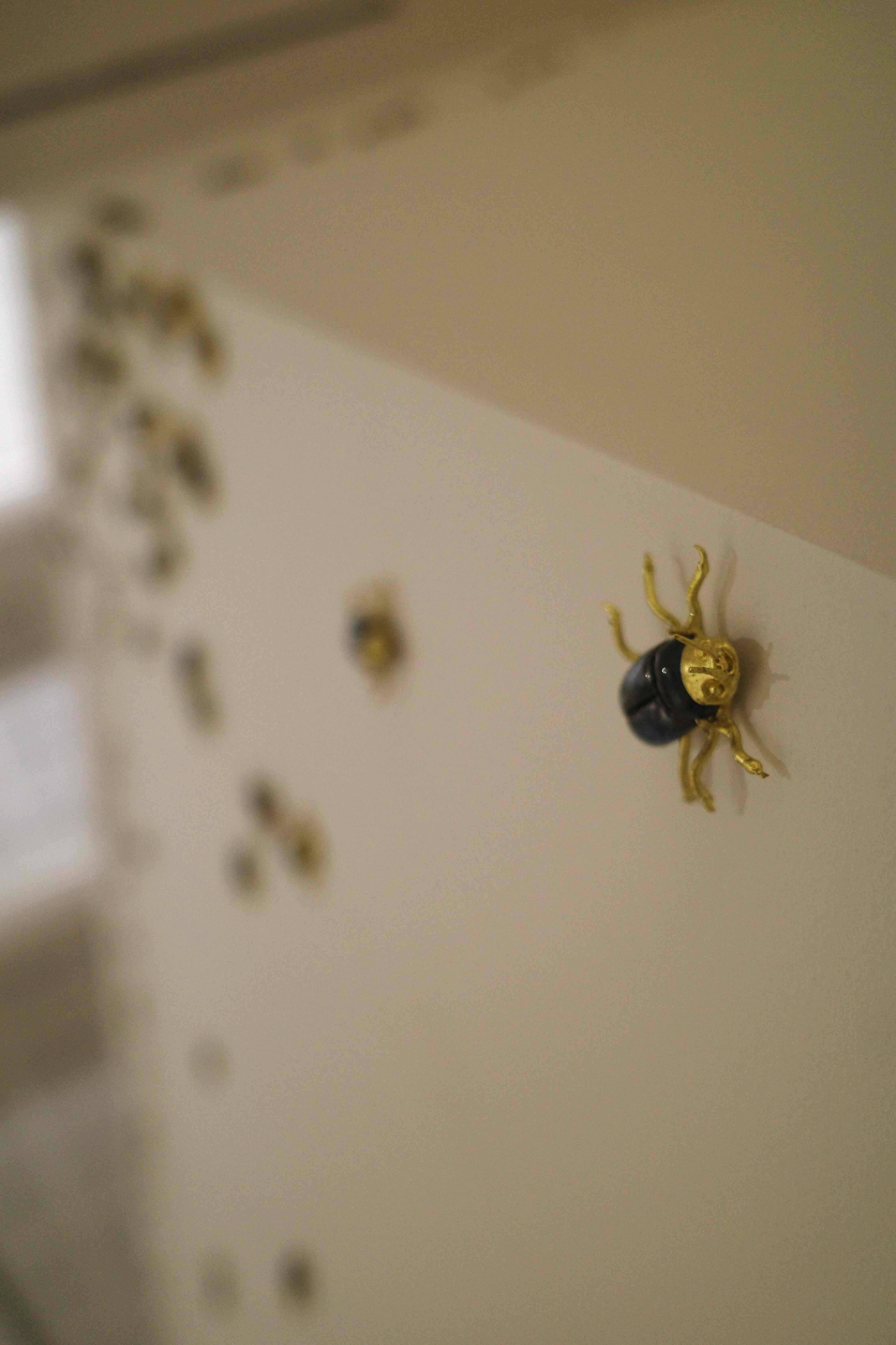 Elizabeth Jaeger, Beetles, 2024, céramique et cuivre
