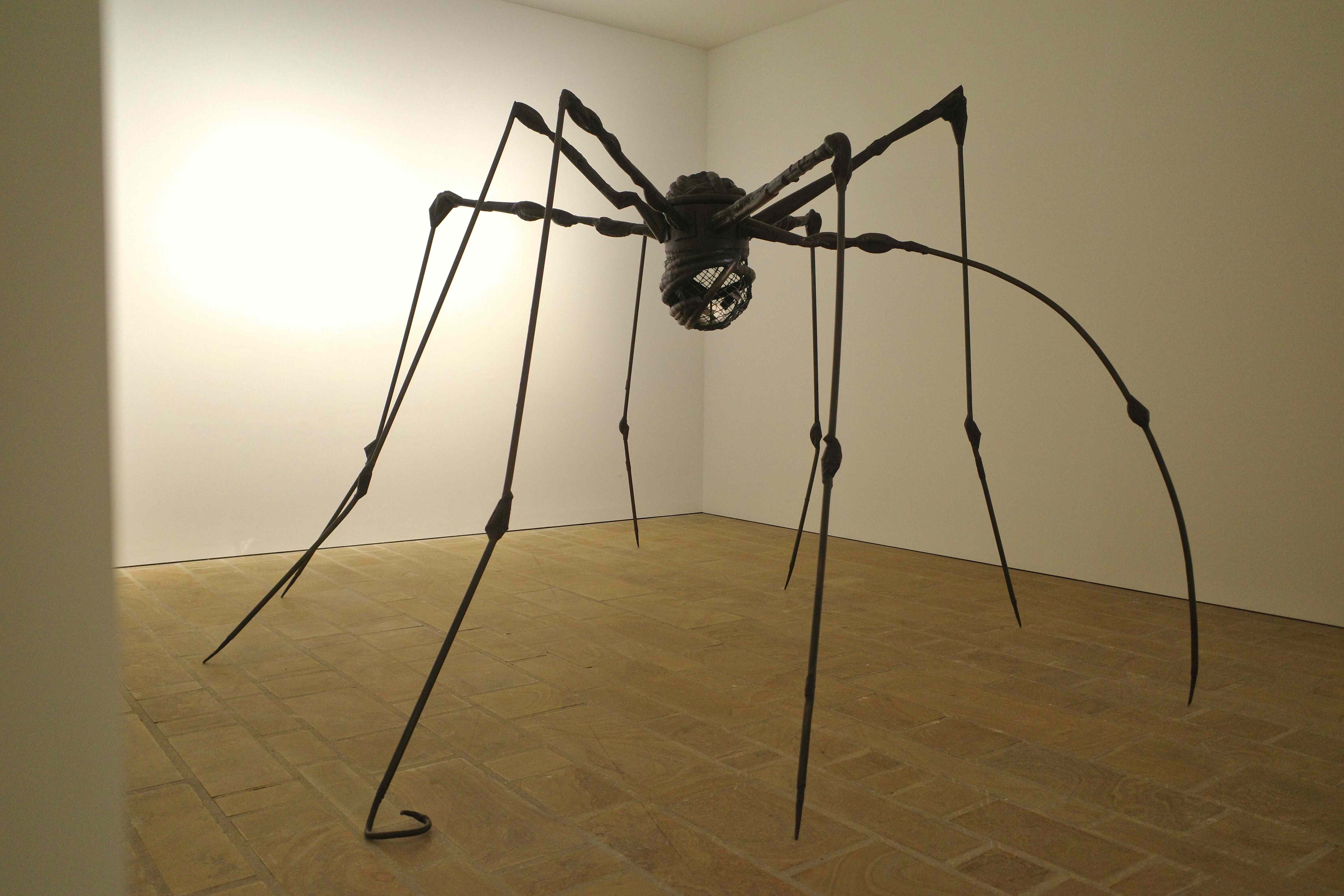 Louise Bourgeois, spider, 1994, bronze, granit