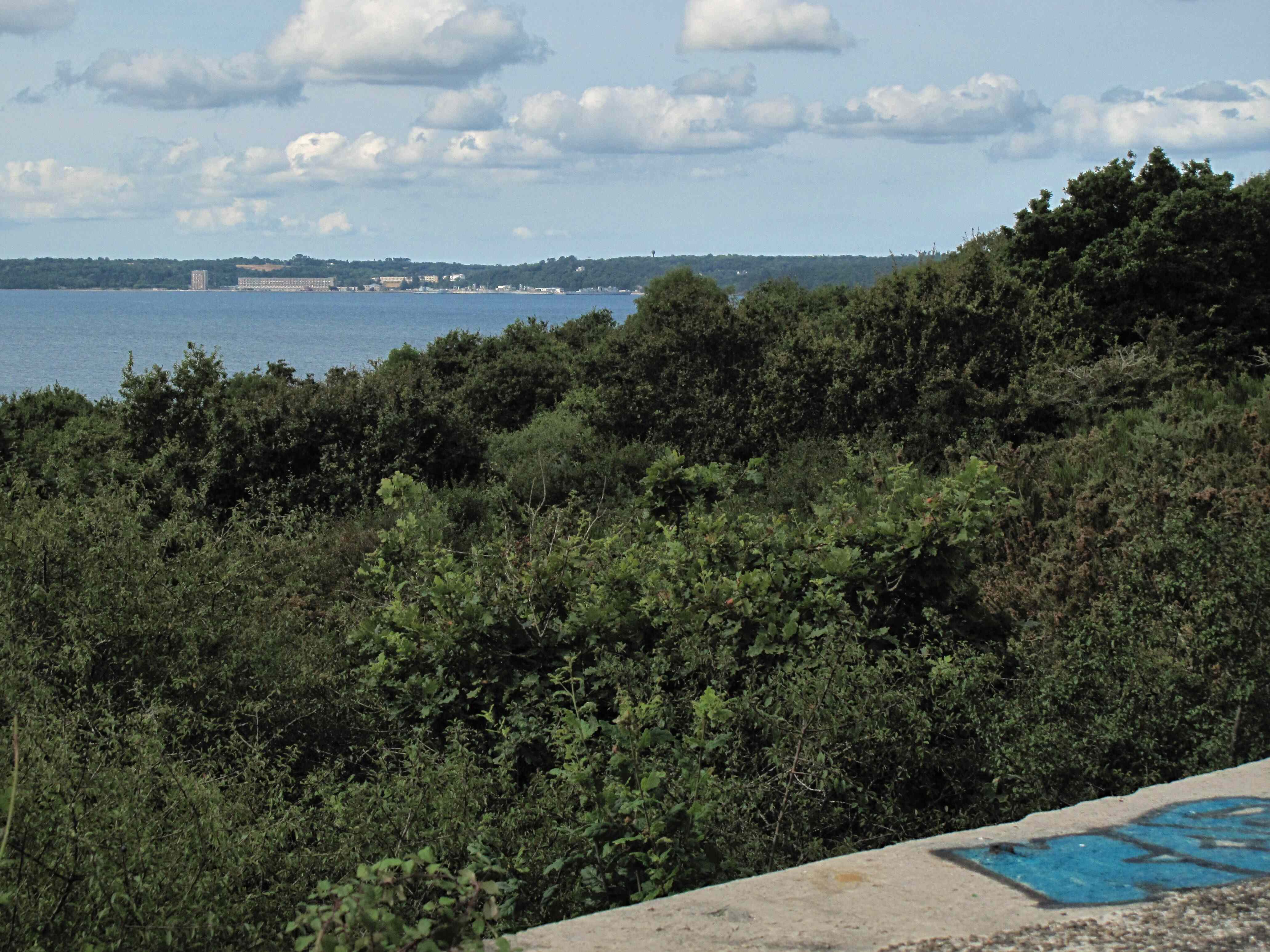 Vue sur l'Ecole Navale de Lanvéoc depuis le toit d'un bunker (?) au sud de la grève de Penn al Lann (Point n°1 sur la carte)