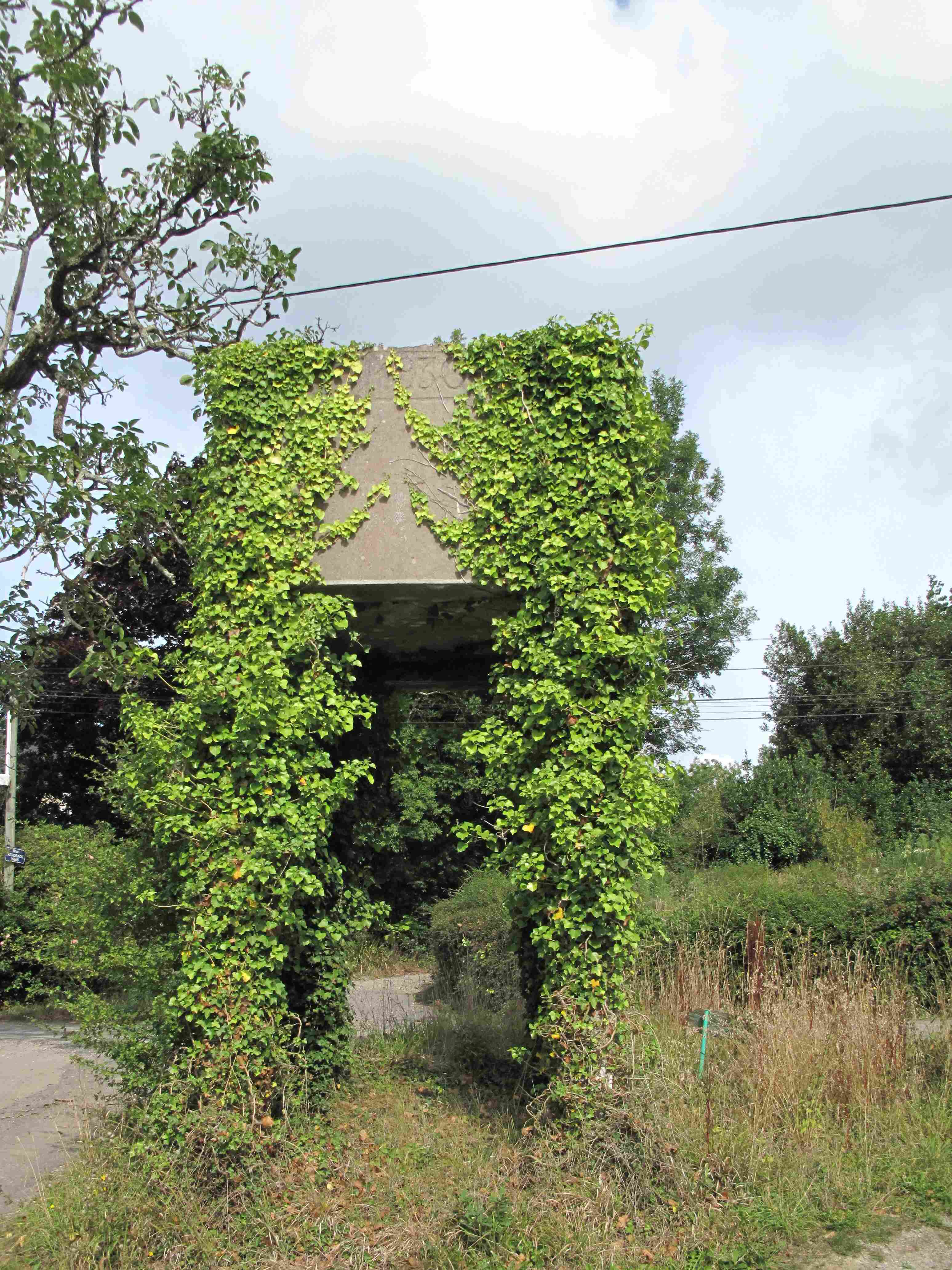 Le triomphe du lierre. Etait-ce un chateau d'eau ? Je l'ignore, on aperçoit la date 1830 ou 1930 et vu que c'est du béton je penche pour la seconde.