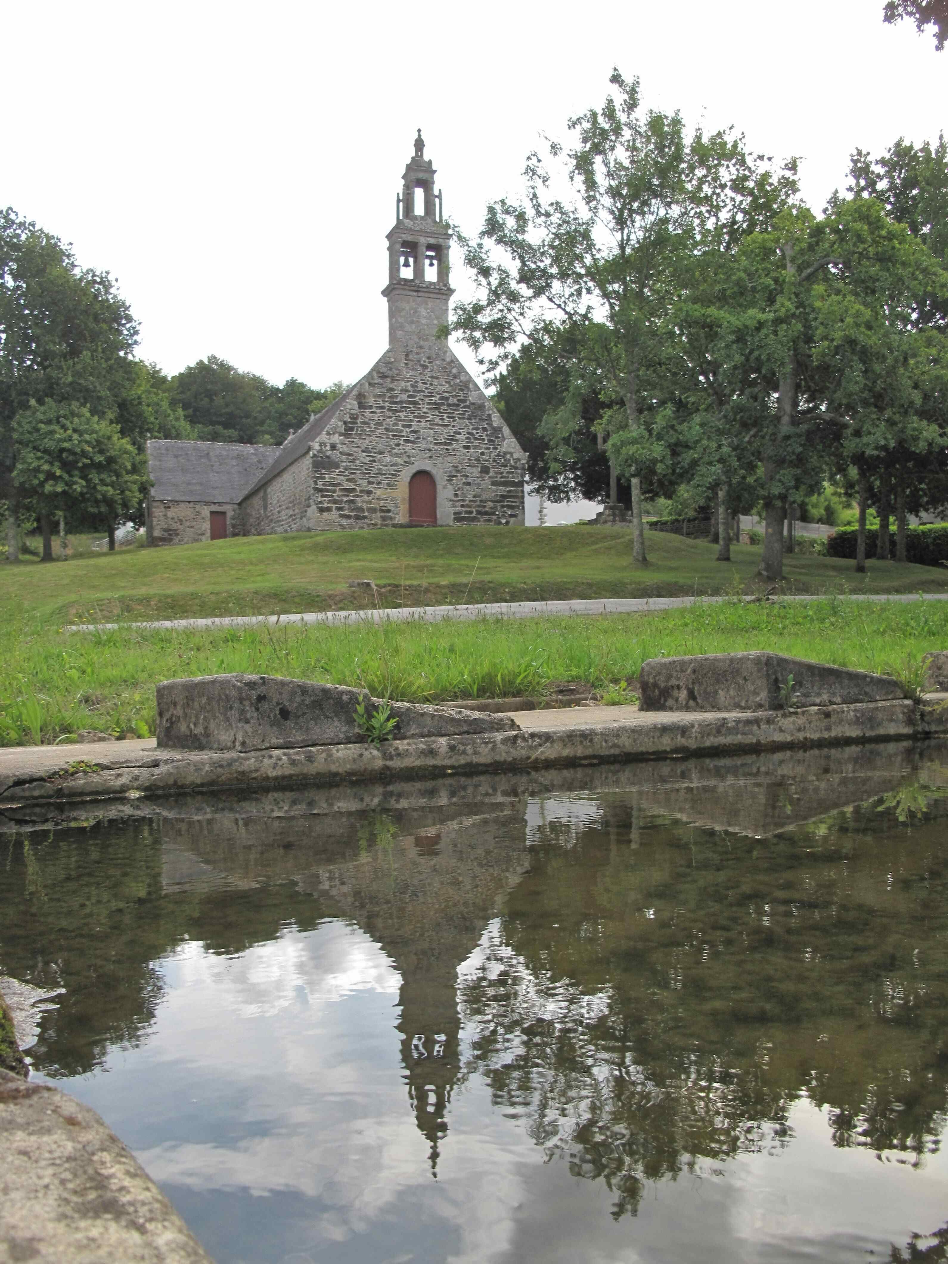 Chapelle Saint-Guénolé, oh quel artiste, il a inclus le reflet de la chapelle dans le lavoir, on dirait du Michelange.