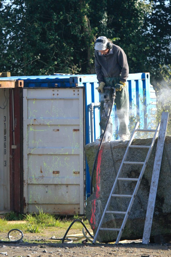 Sculpteur au travail avec son outil de précision
