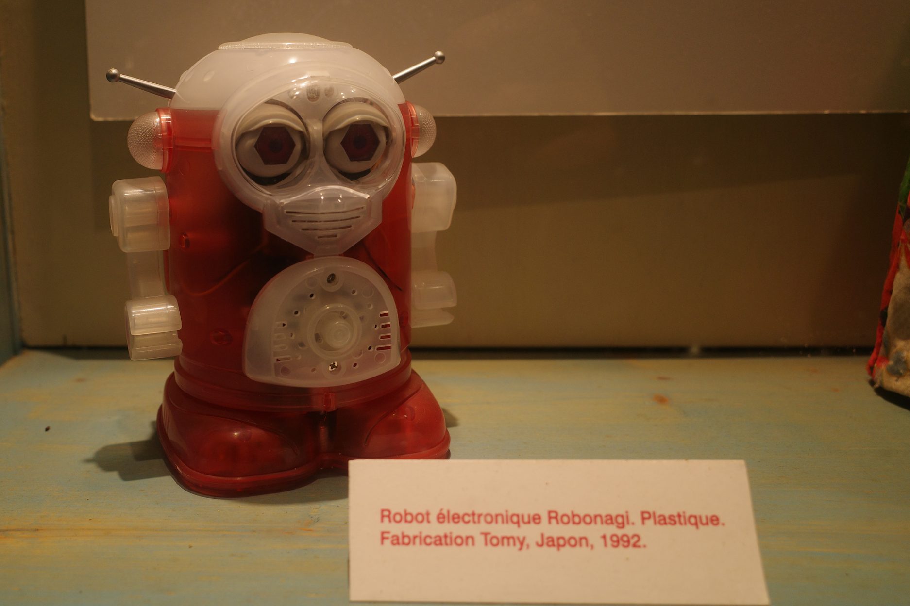 Robot Tomy aux yeux de Furby