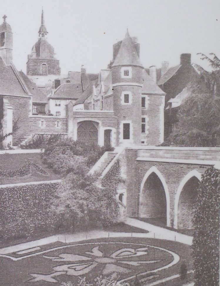 Les douves de Josselin au début du XXème siècle avec leur jardin à la française disparu depuis.