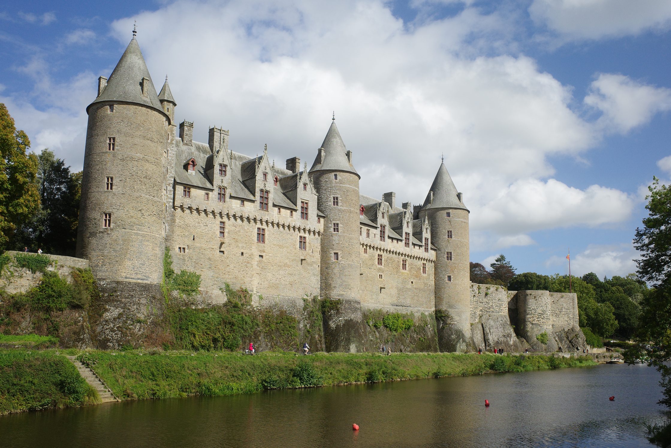 Le château suivant l'angle exigé par toute carte postale qui se respecte