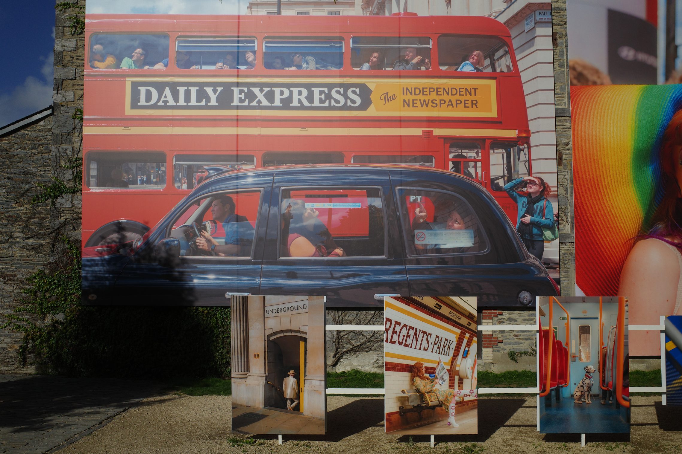 La Gacilly, l'expo photo, non loin du Musée Yves Rocher (au bout de l'avenue Yves Rocher, prendre à droit la rue Yves Rocher vous arrivez alors sur la rue Yves Rocher). Notez qu'il y a plus loin un rocher nommé Yves.