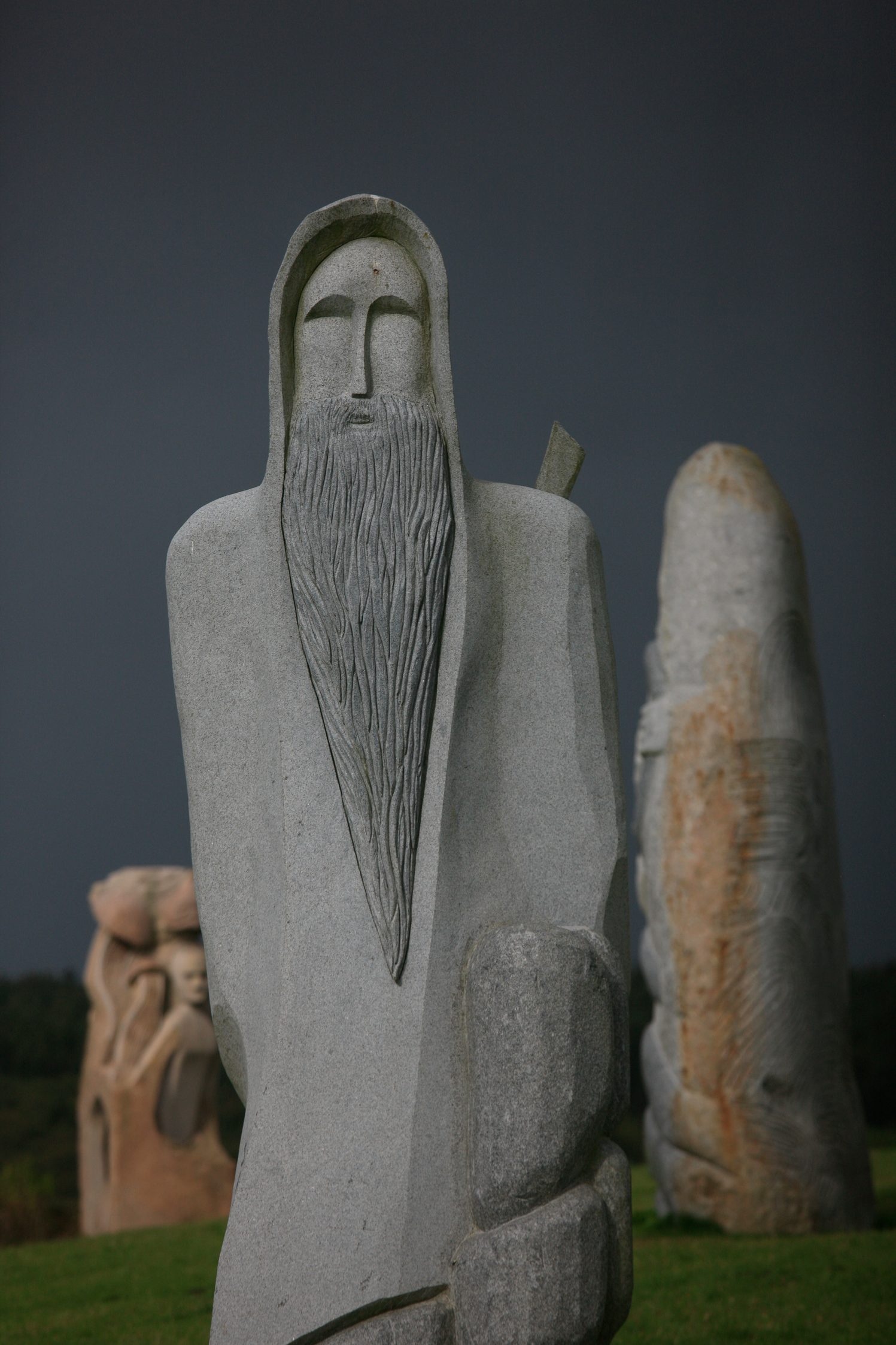 Saint Panoramix, notez que le ciel derrière s'annonce humide.
