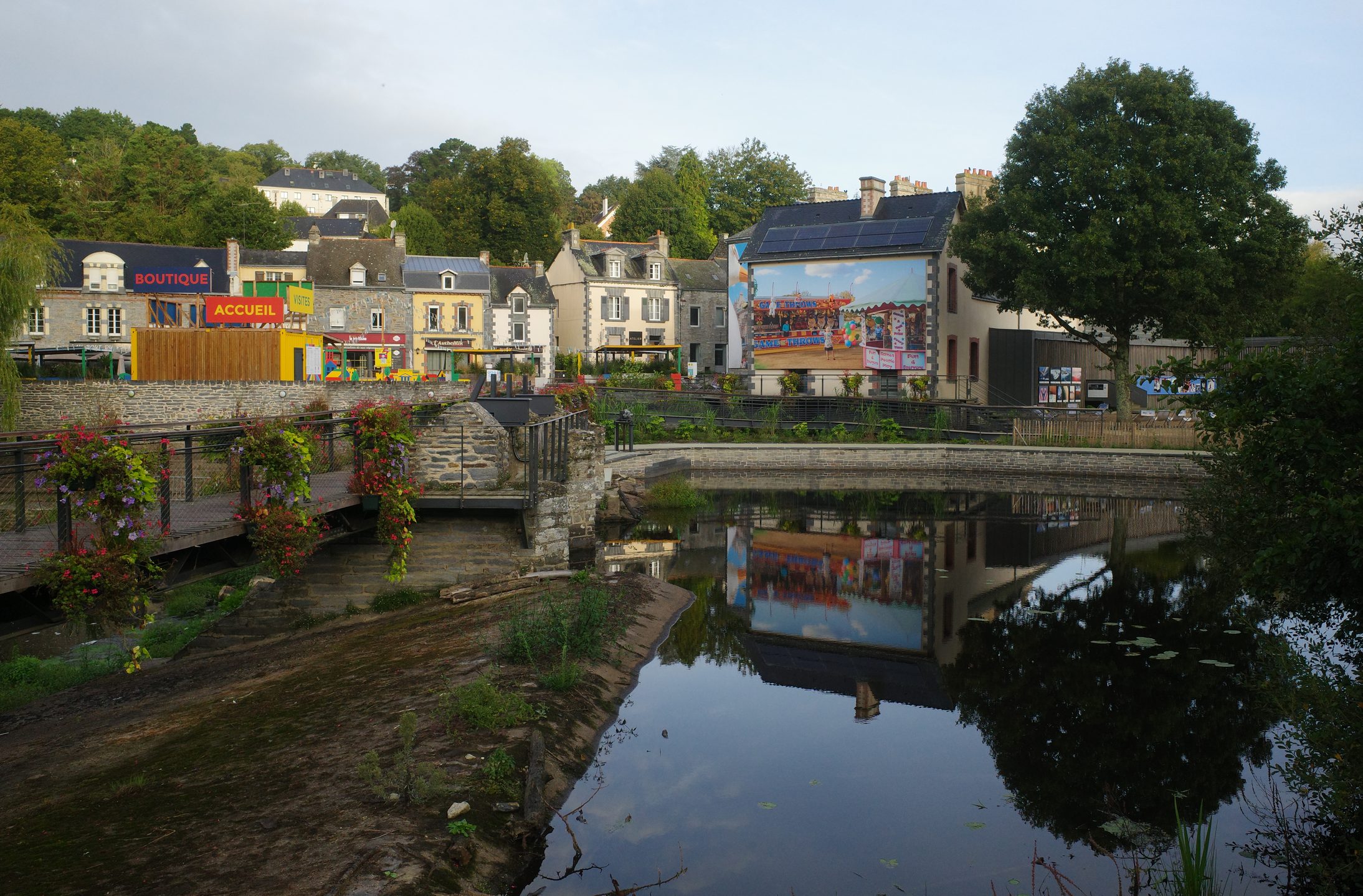 Vue sur la Gacilly avec le pavillon de l'expo