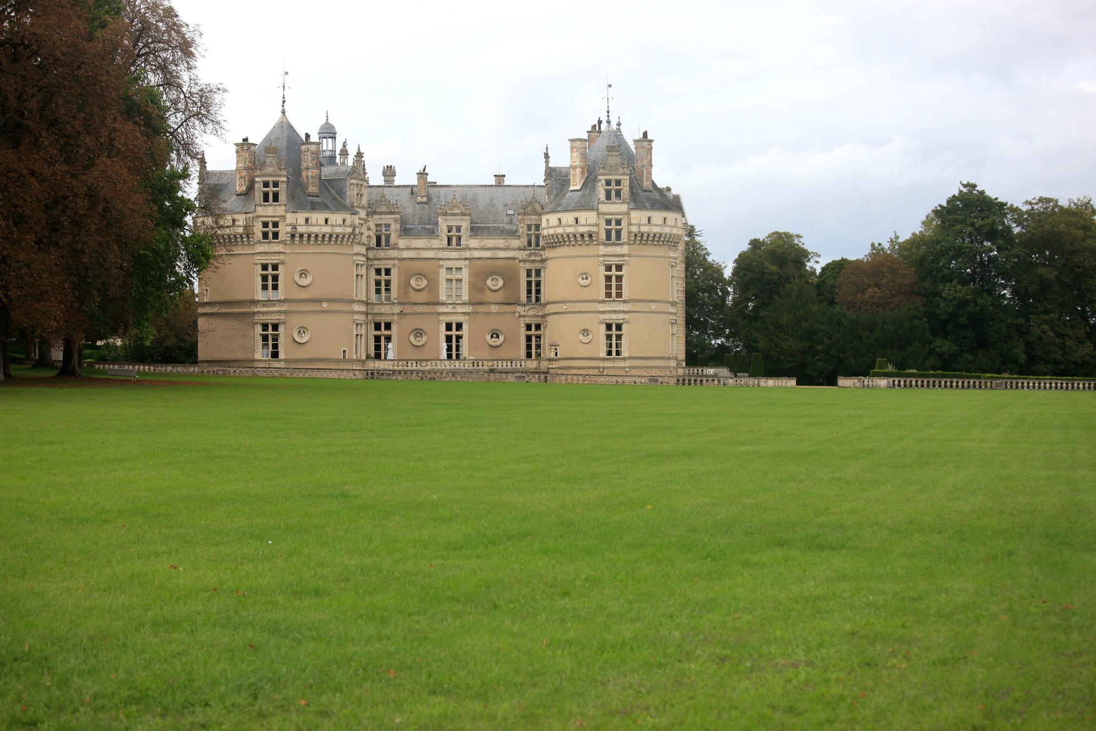 Façade renaissance avec des médaillons, c'est l'unique exemple en France.