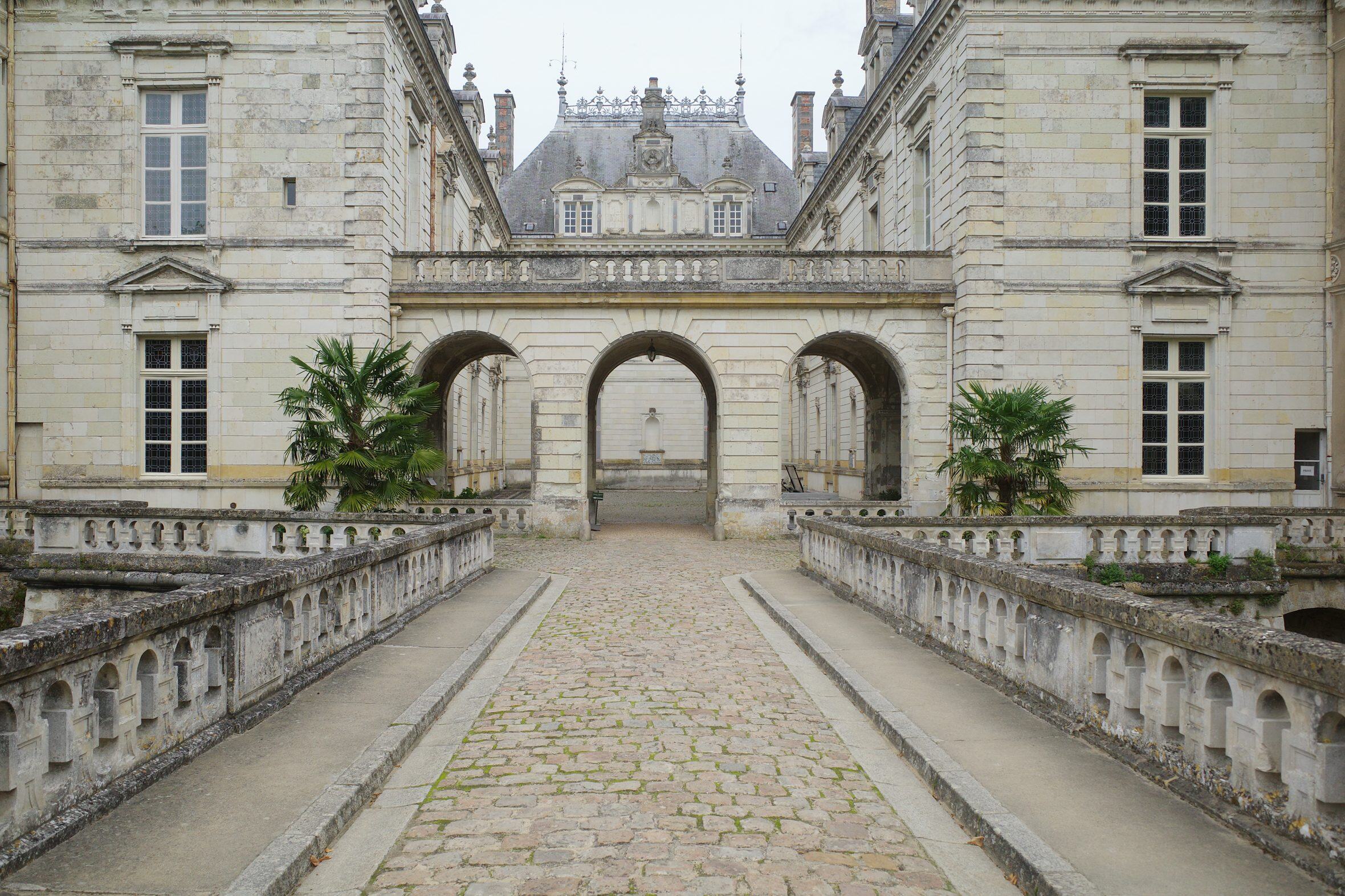 La cour d'honneur dans le style de la renaissance française tardive