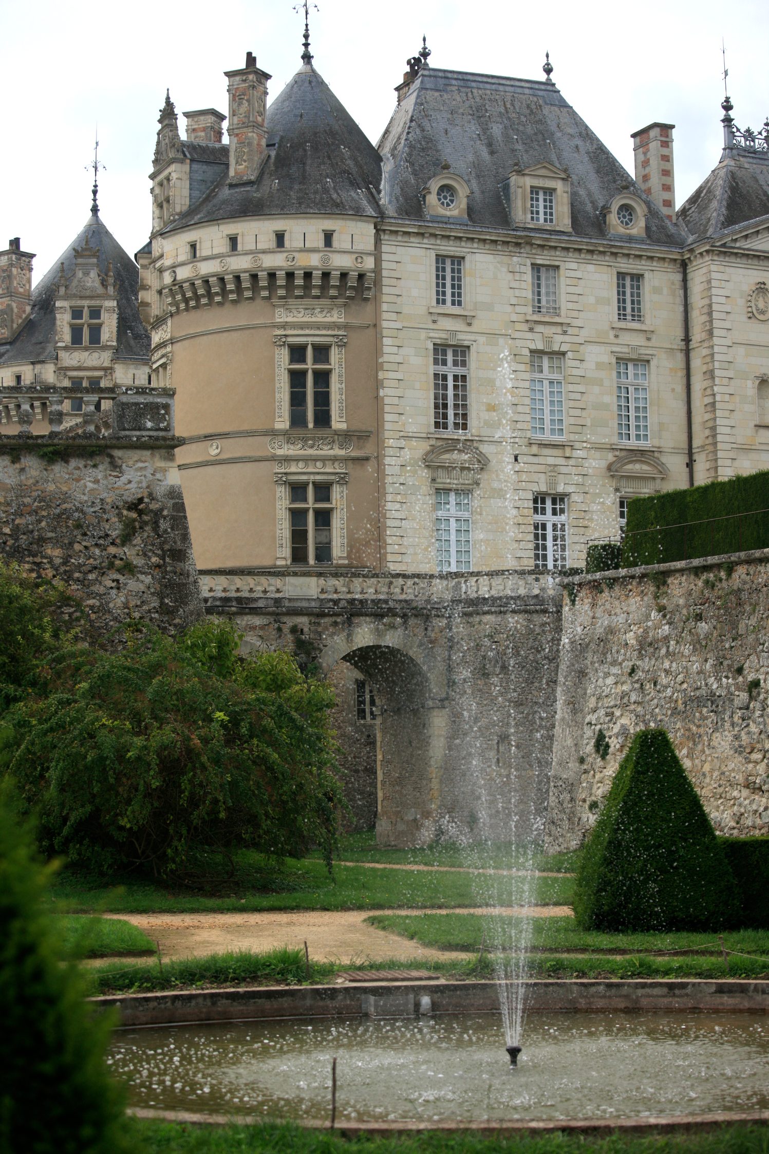 Vue de la transition entre les façades renaissance et néoclassique depuis les jardins