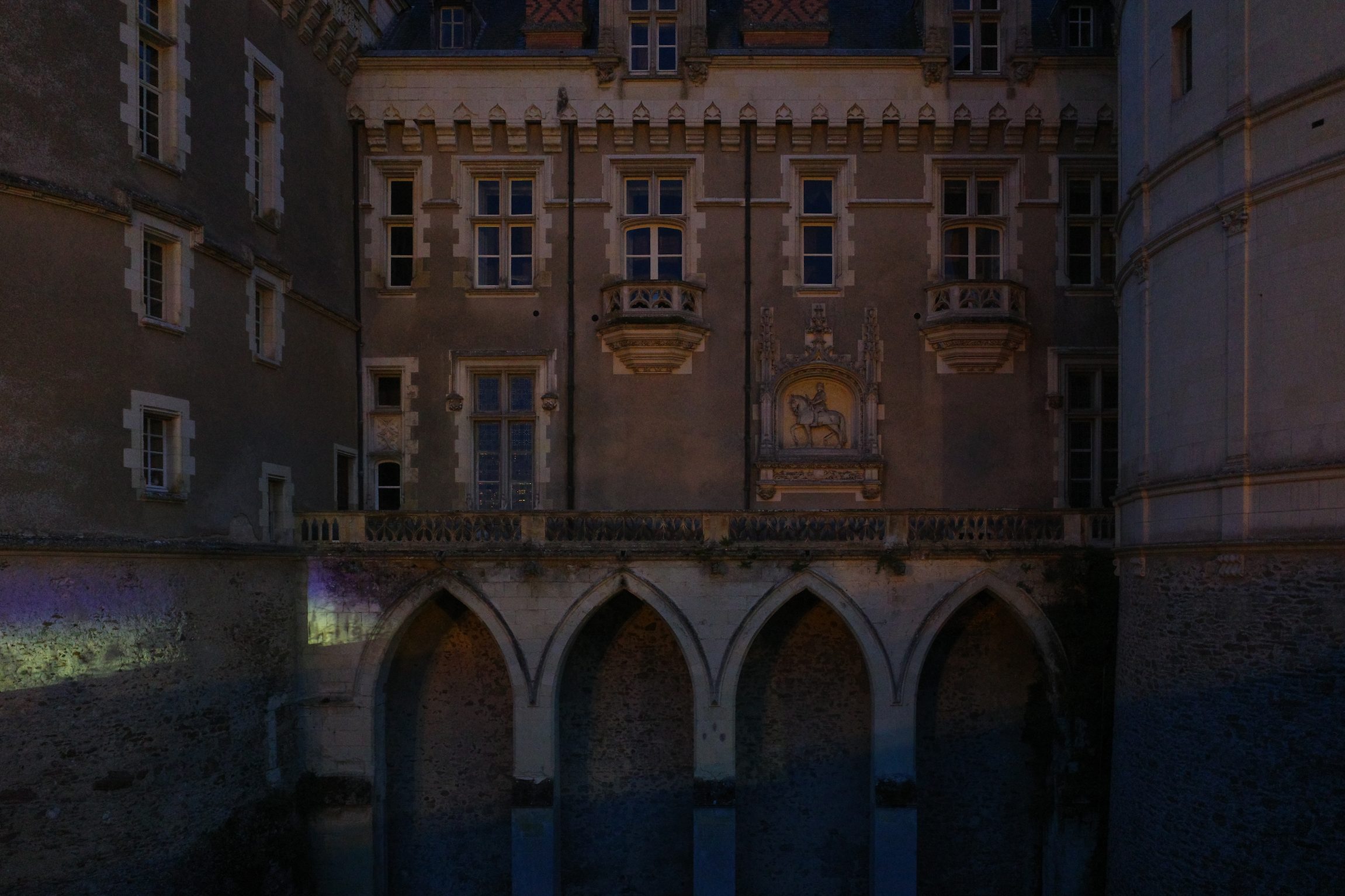 La façade néogothique, elle n'est pas sale c'est juste qu'il fait nuit.