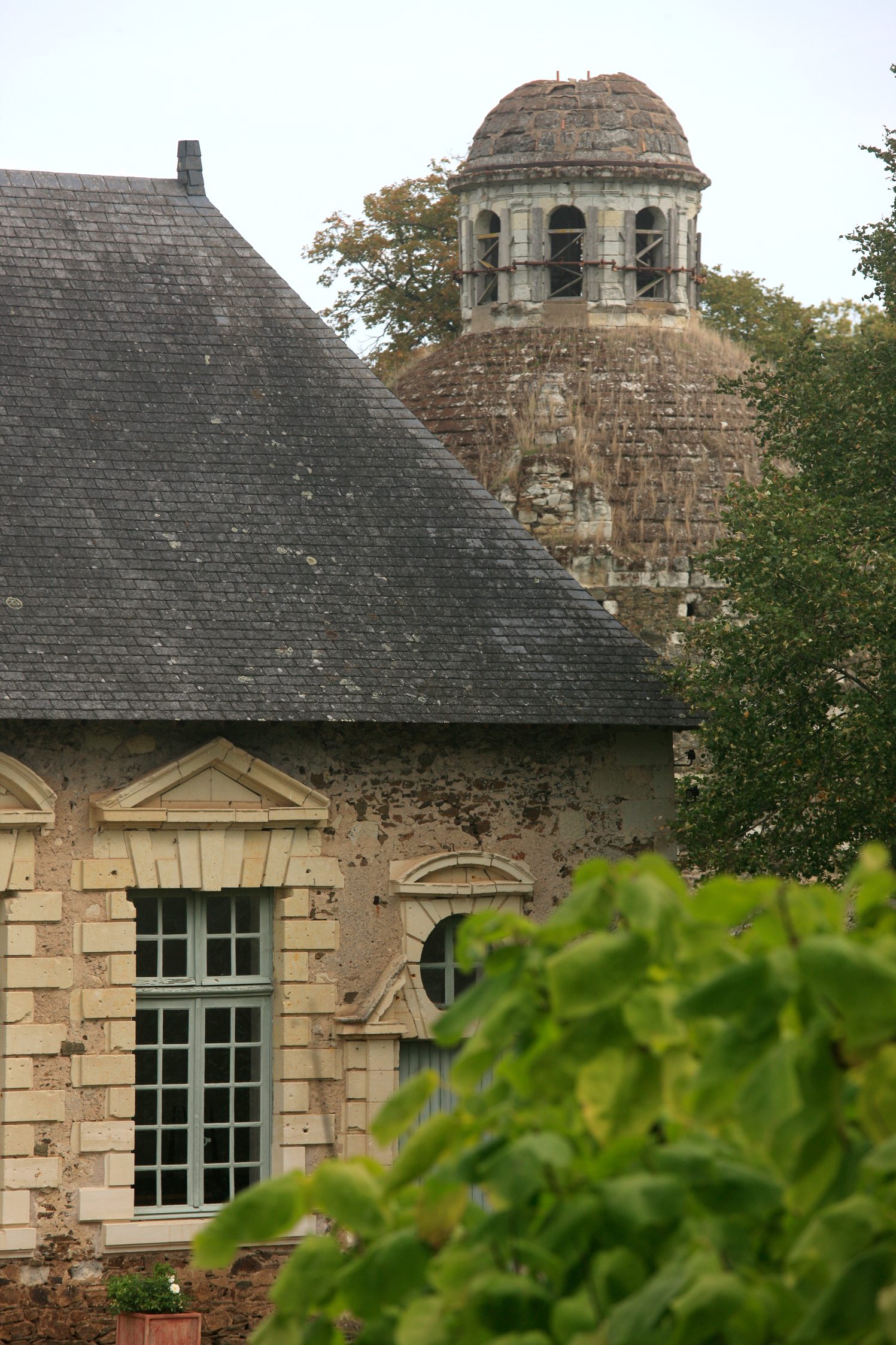 Orangerie (premier plan) et colombier (arrière-plan)